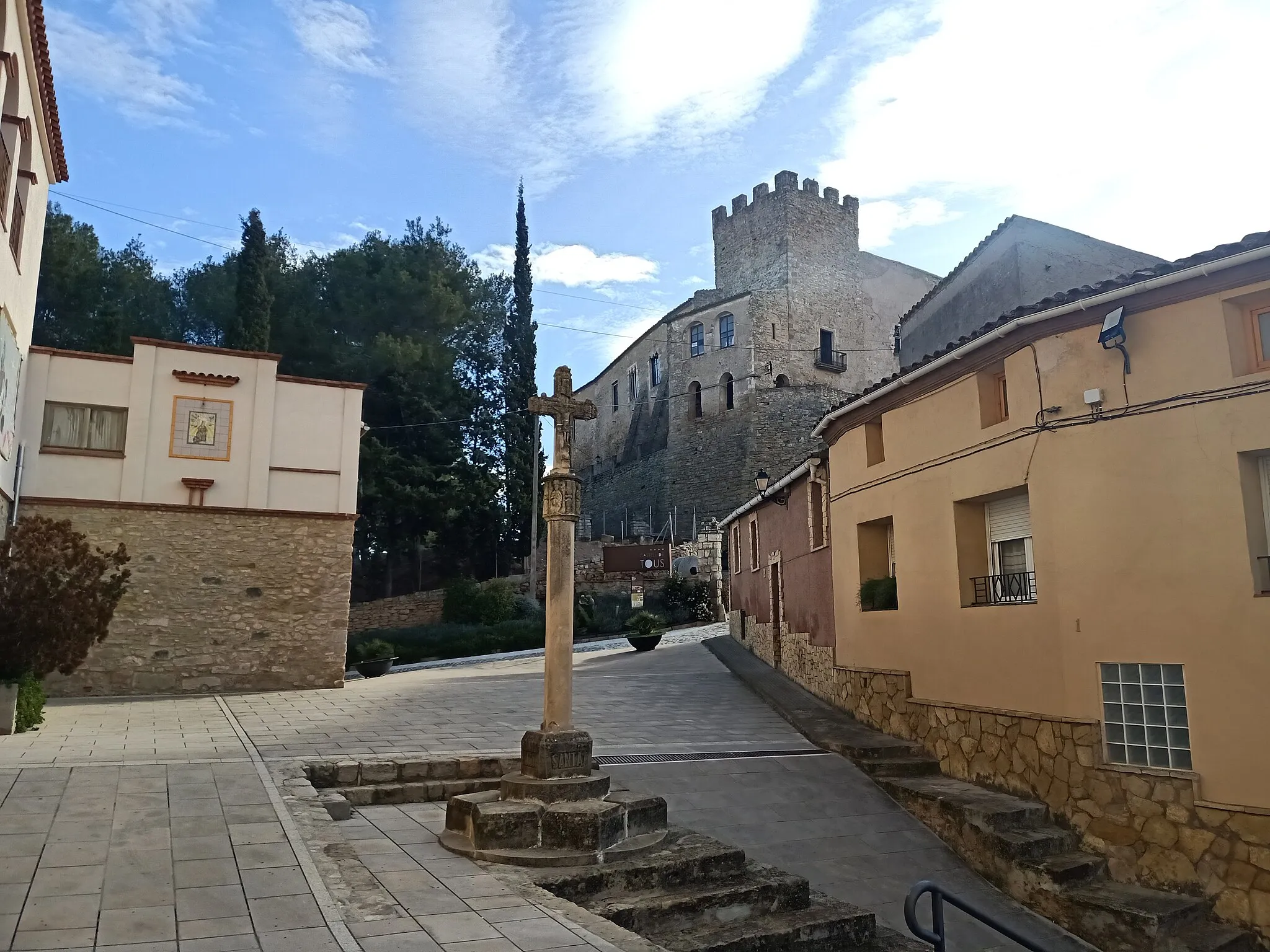 Photo showing: Creu de la santa missió amb el castell de tous al fons