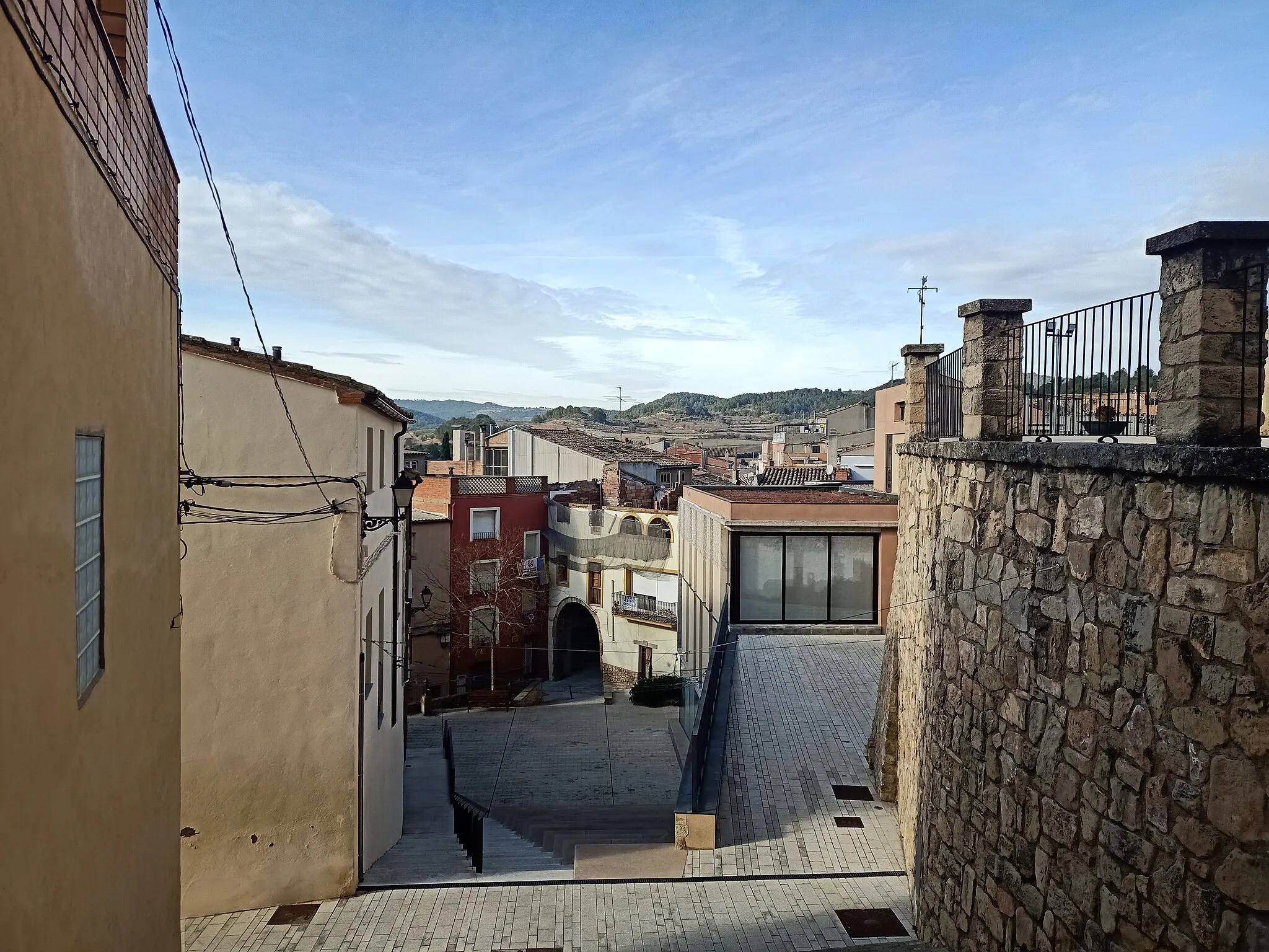 Photo showing: Plaça Manuel Girona des de la Plaça de l'església