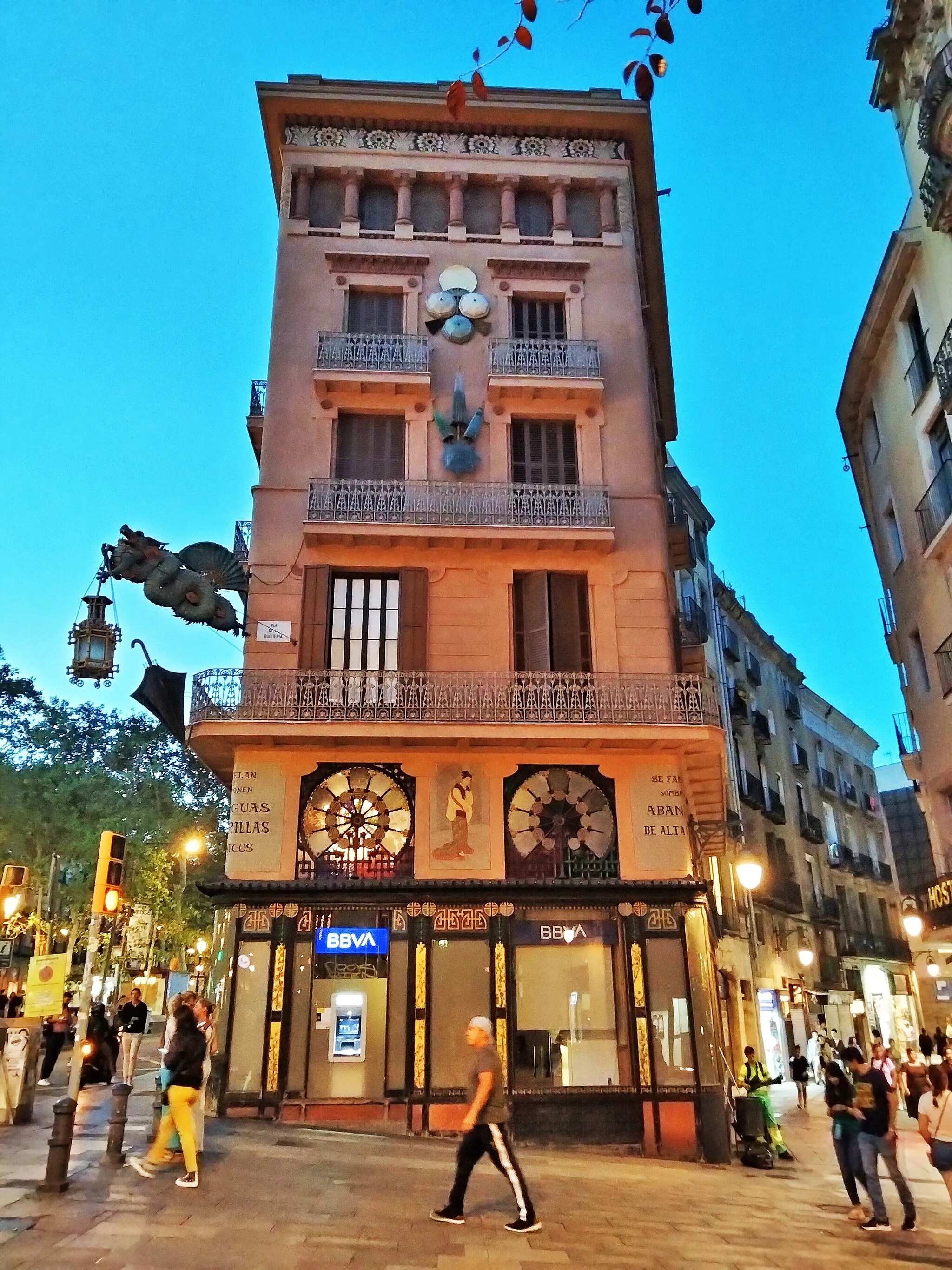 Photo showing: Casa Bruno Cuadros, Rambla 82 - Pla de la Boqueria (Barcelona), al capvespre