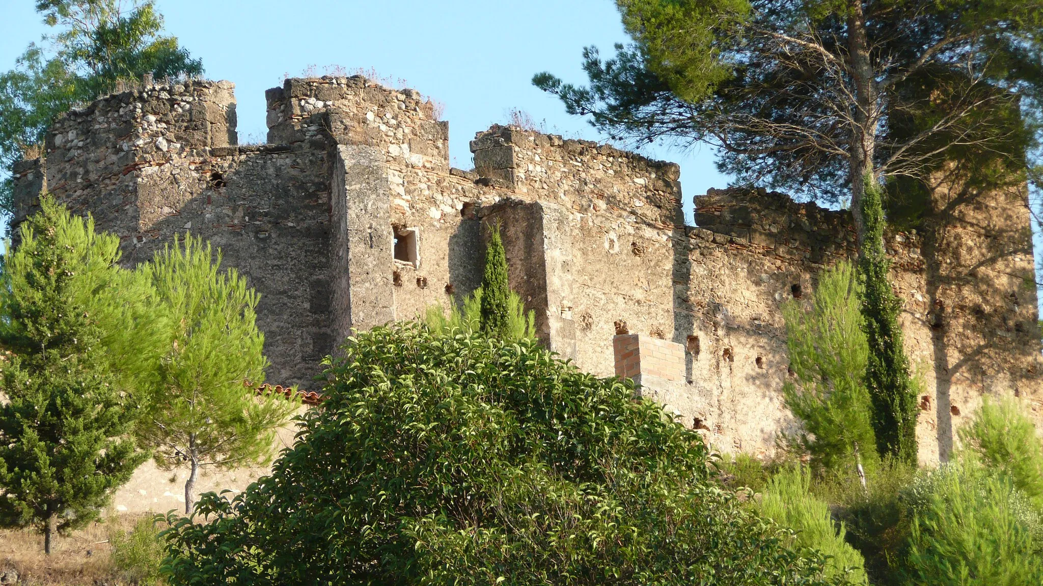 Photo showing: West front's fortification taken from the village. (Sant Quintí de Mediona)