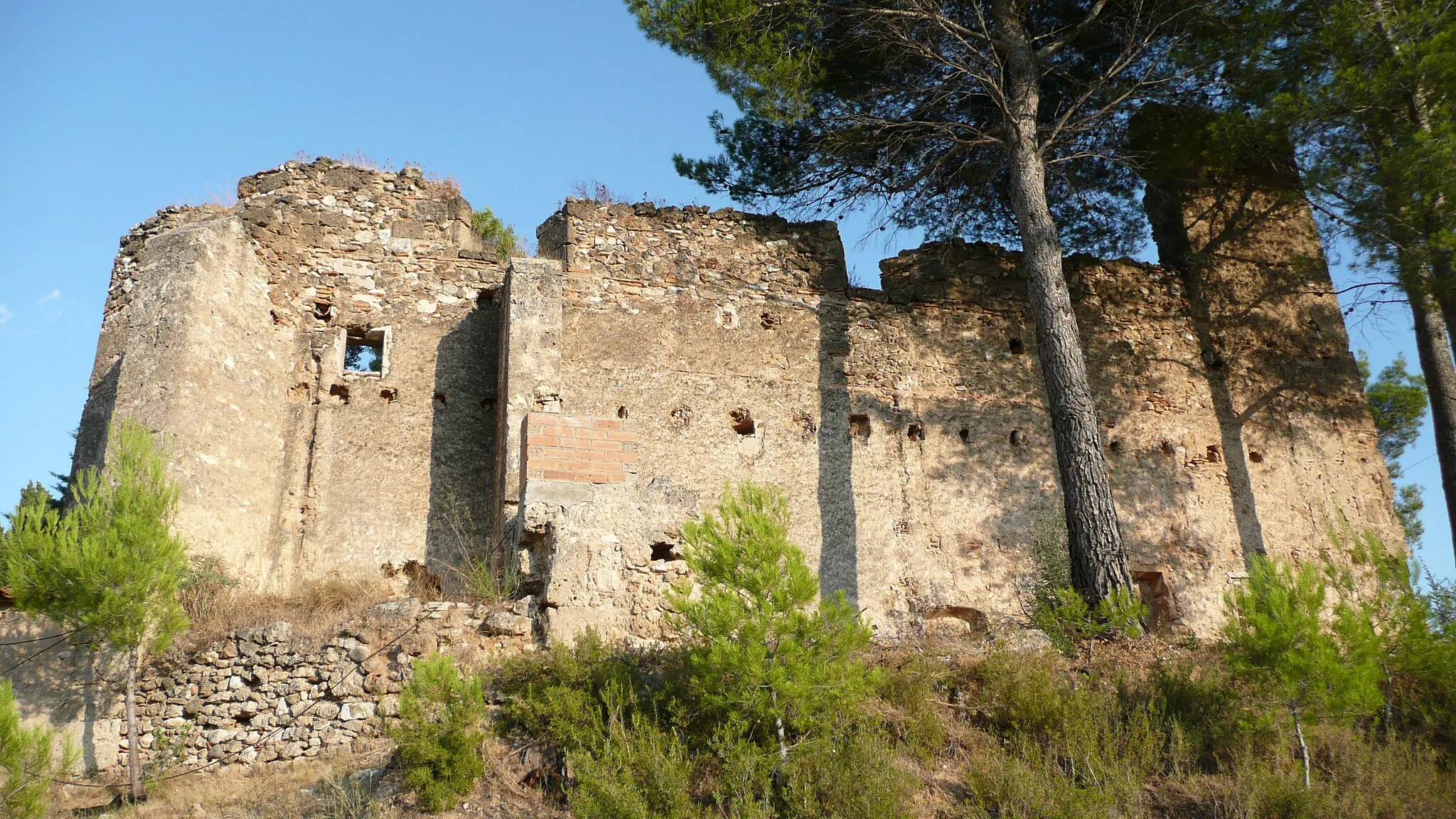 Photo showing: West front's fortification taken from the village. (Sant Quintí de Mediona)