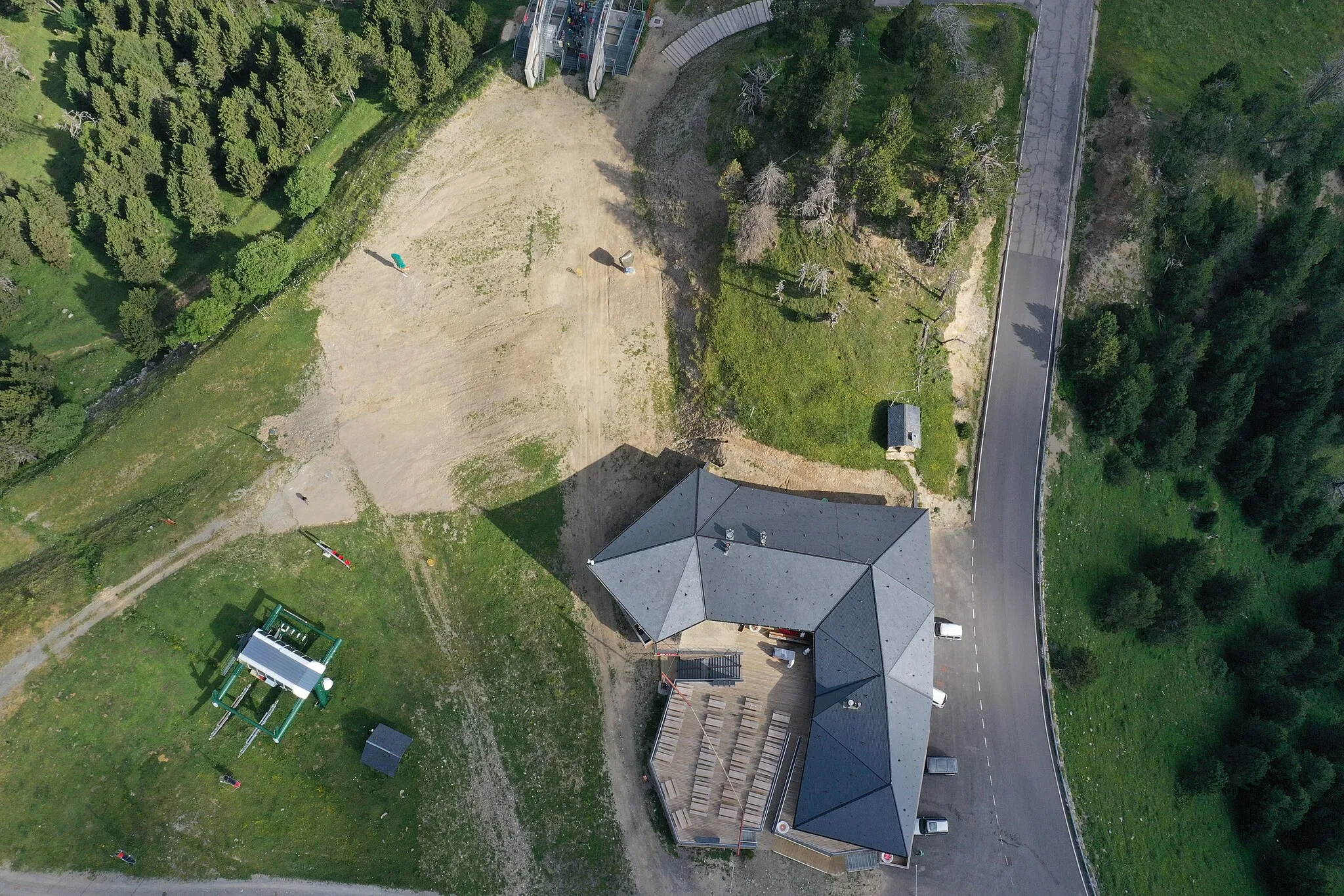 Photo showing: Drone view of Telefèric Arinsal-Pal and Restaurant Coll de la Botella in La Massana, Andorra. Yellow disc golf baskets are visible in picture.