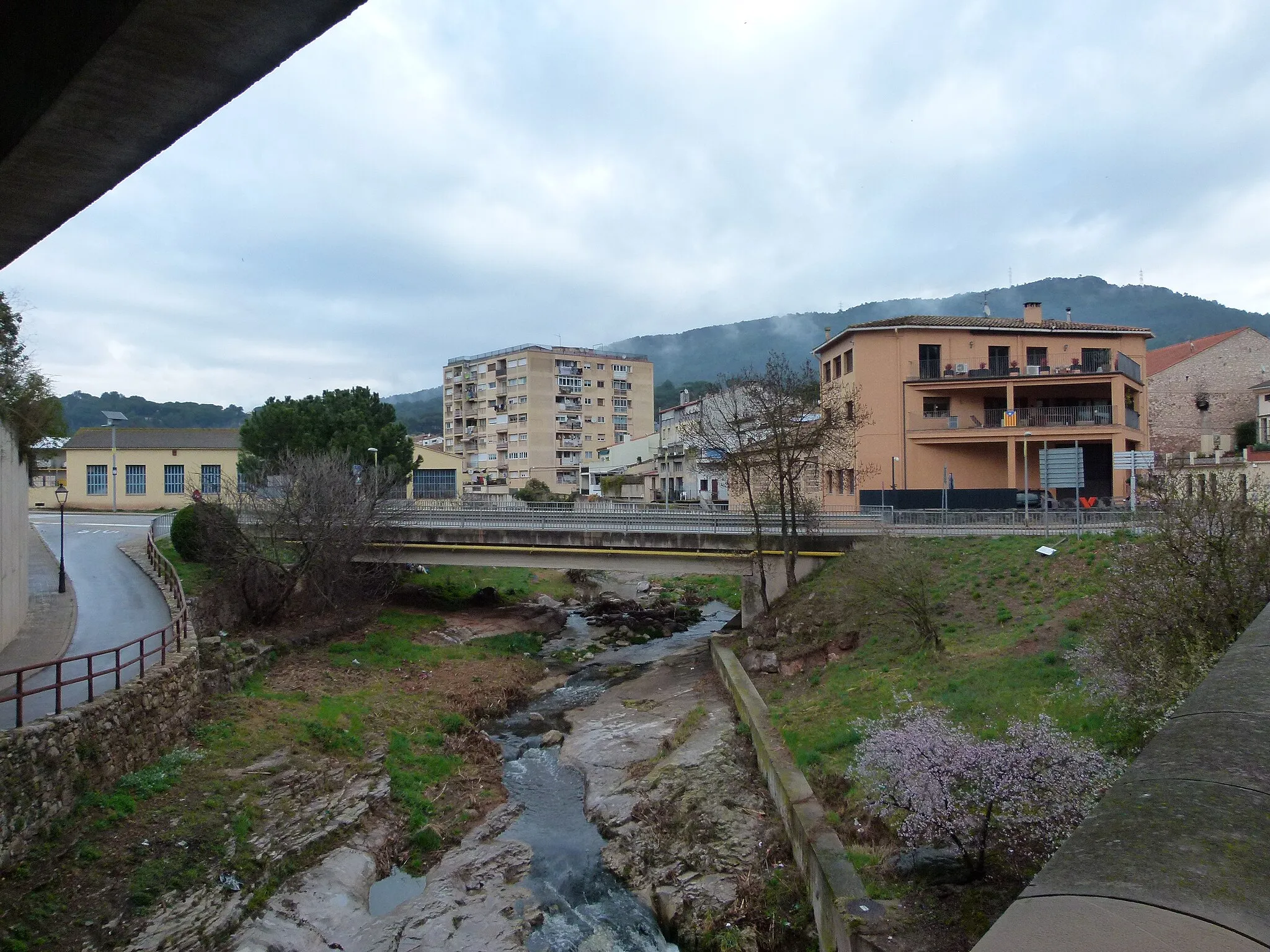 Photo showing: El Congost i el pont del carrer Indústria, entre l'Abella i Aiguafreda, vist des del pont de l'Abella.