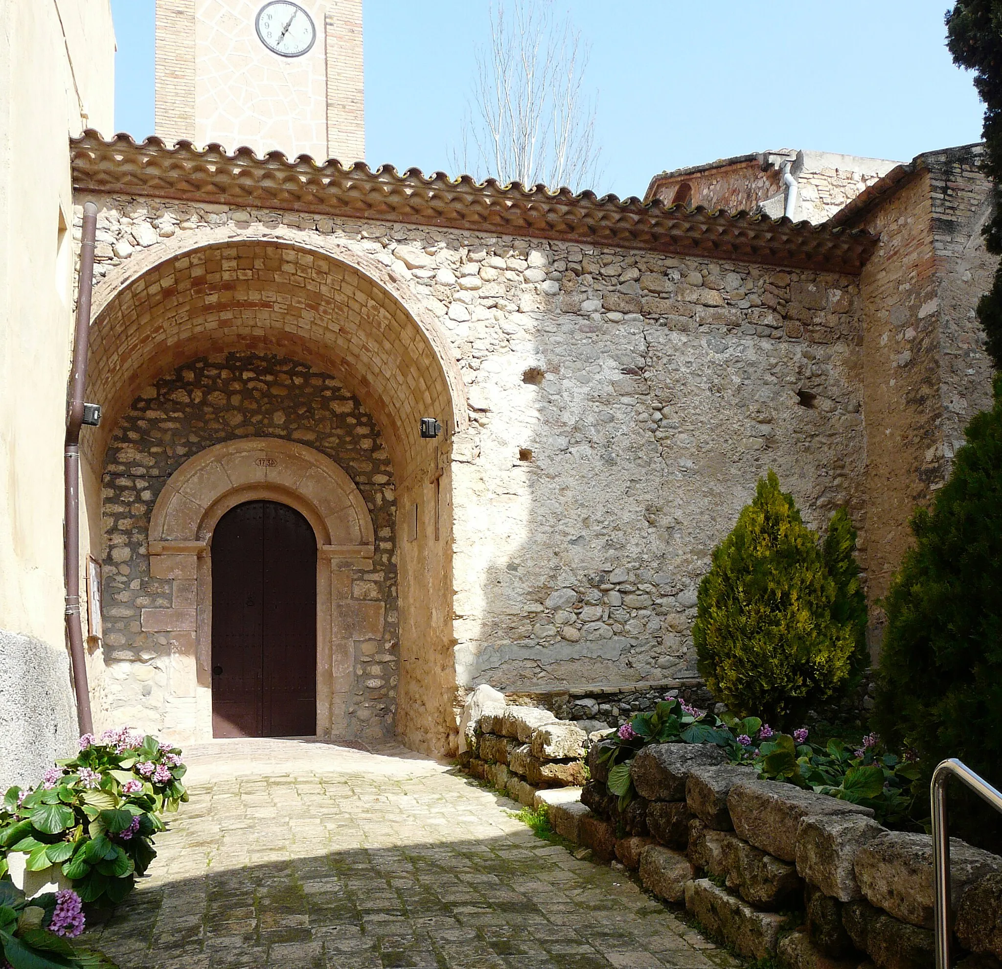 Photo showing: View of the main facade of Sant Jaume Sesoliveres, a Romanic church at Piera (Catalonia)