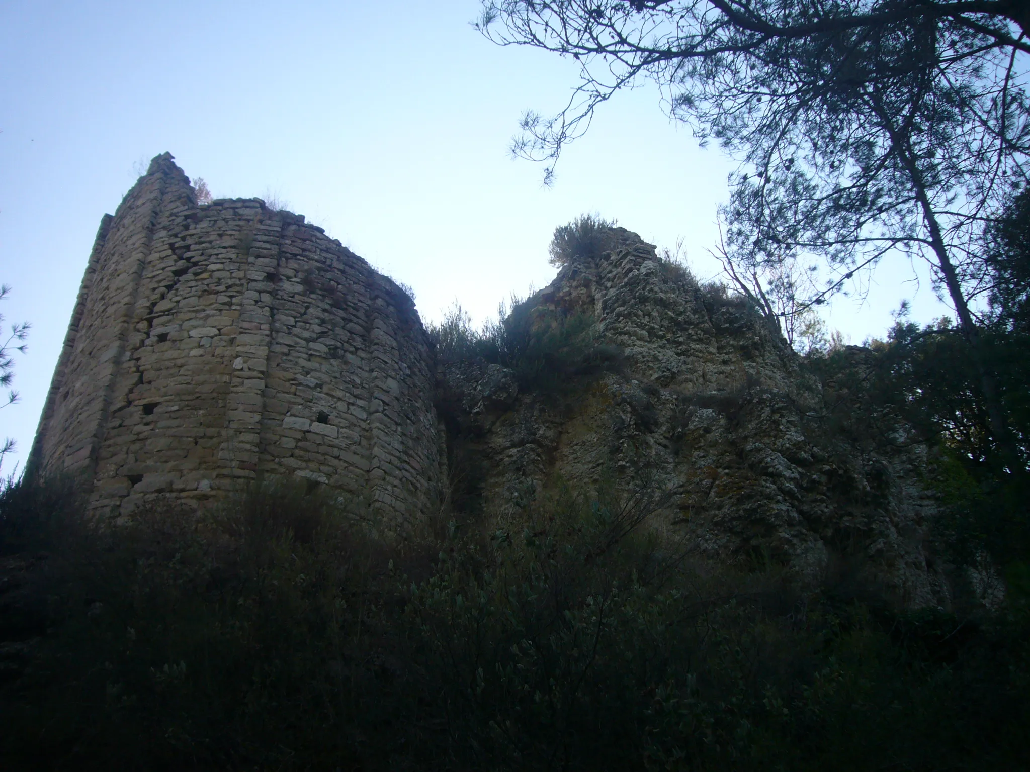 Photo showing: Cara nord de l'absis de l'església romànica del Castell de Castellolí vist des de l'obaga del turó del castell