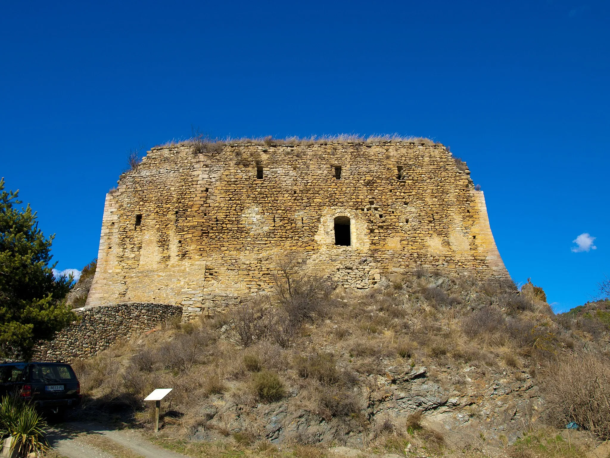 Photo showing: Castell de Sant Martí dels Castells, enclavament de Bellver situat dalt d'un penyal al costat del Segre