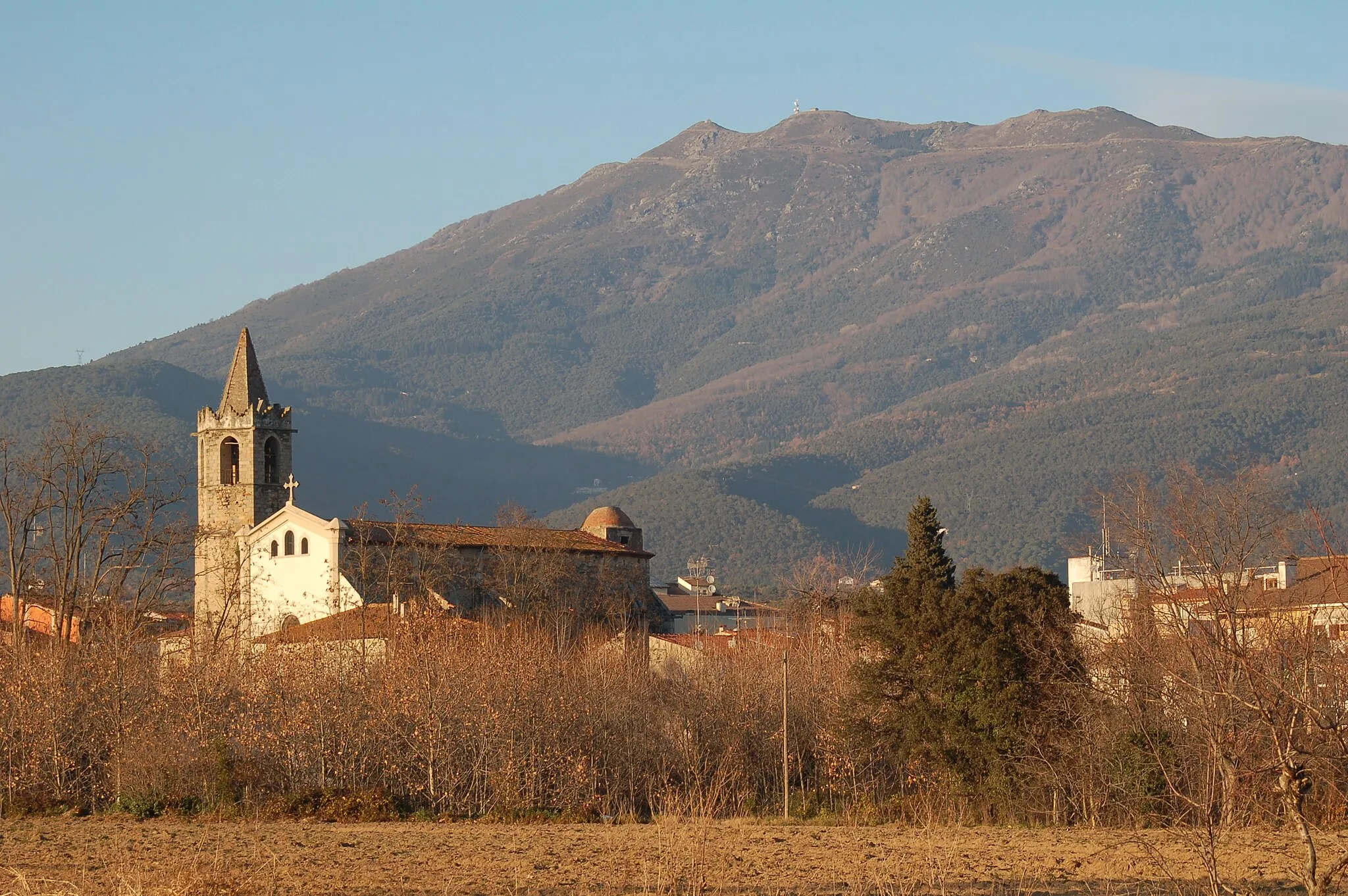 Photo showing: Esglèsia de Santa Maria de Palautordera amb el Montseny al darrera.