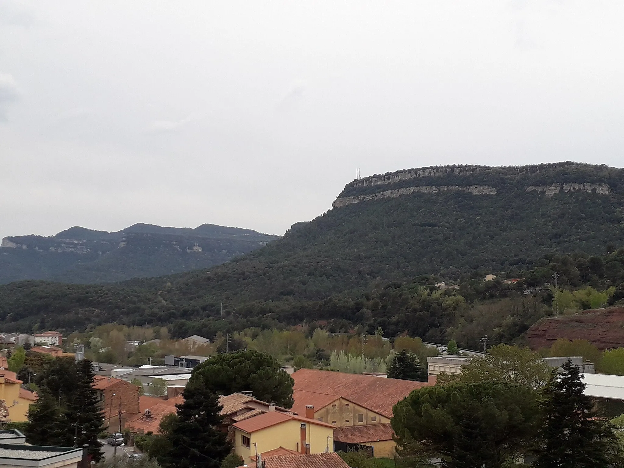 Photo showing: Cingles del Cerdà, des de la urbanització de la Font dels Enamorats