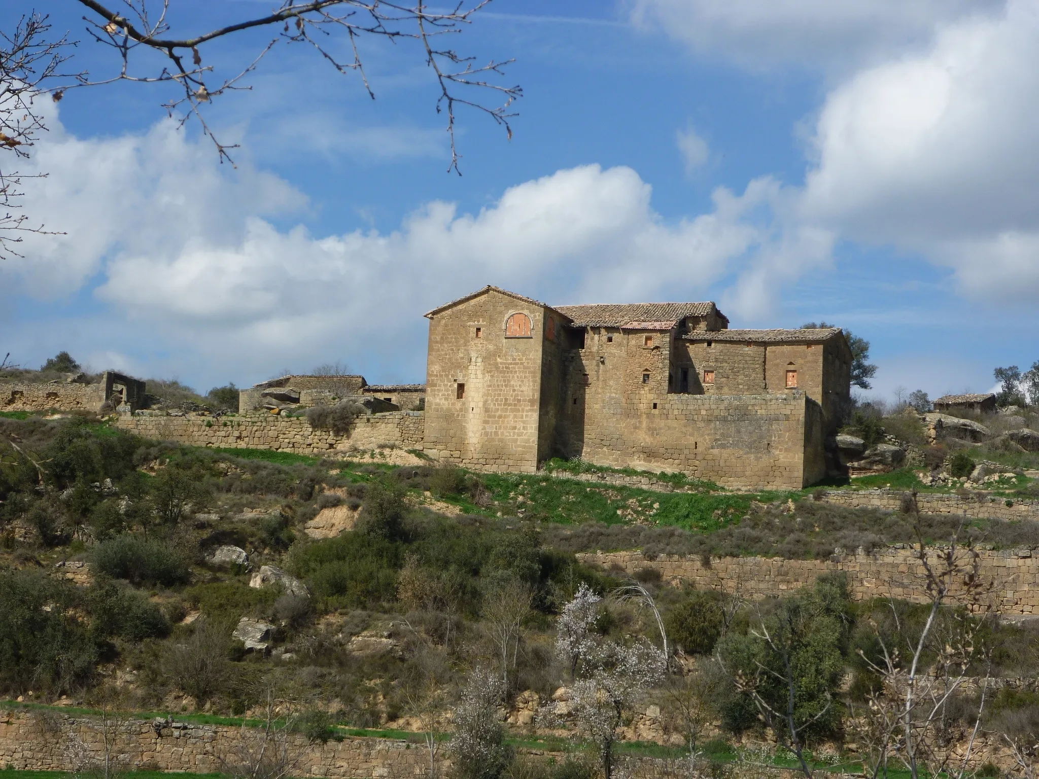 Photo showing: Castellar, masia d'Oliola a la serra del Castellar (Noguera)