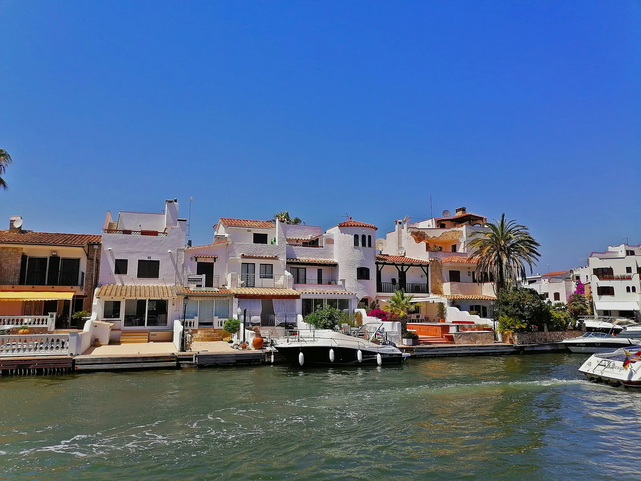 Photo showing: This place represent a view of the spanish city of Empuriabrava