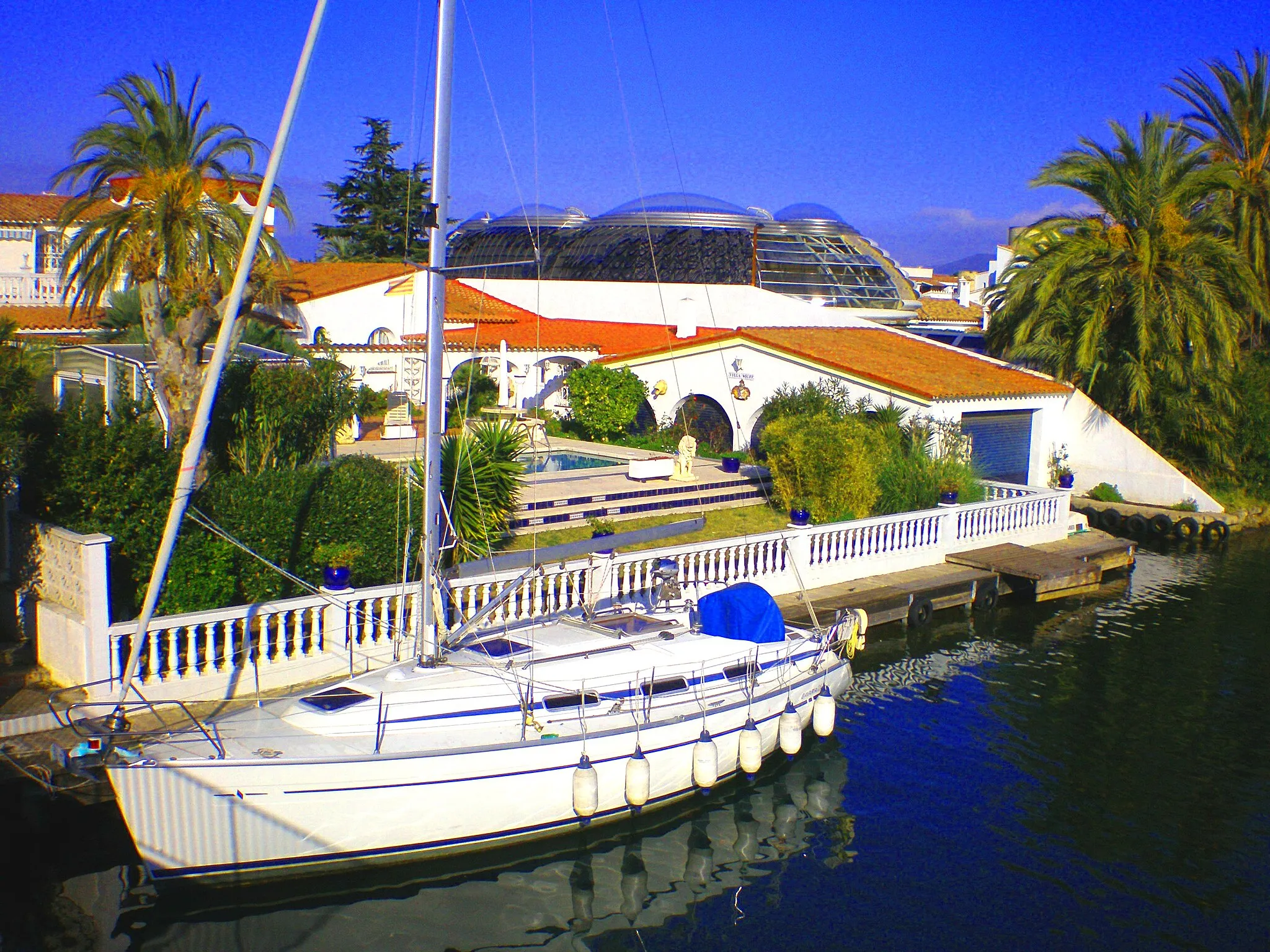 Photo showing: Vistas del Gran Canal de “Empuriabrava” en el Golfo de Rosas, Gerona [España]