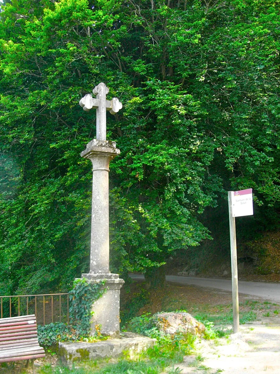 Photo showing: Creu a l'entrada del santuari de la Salut