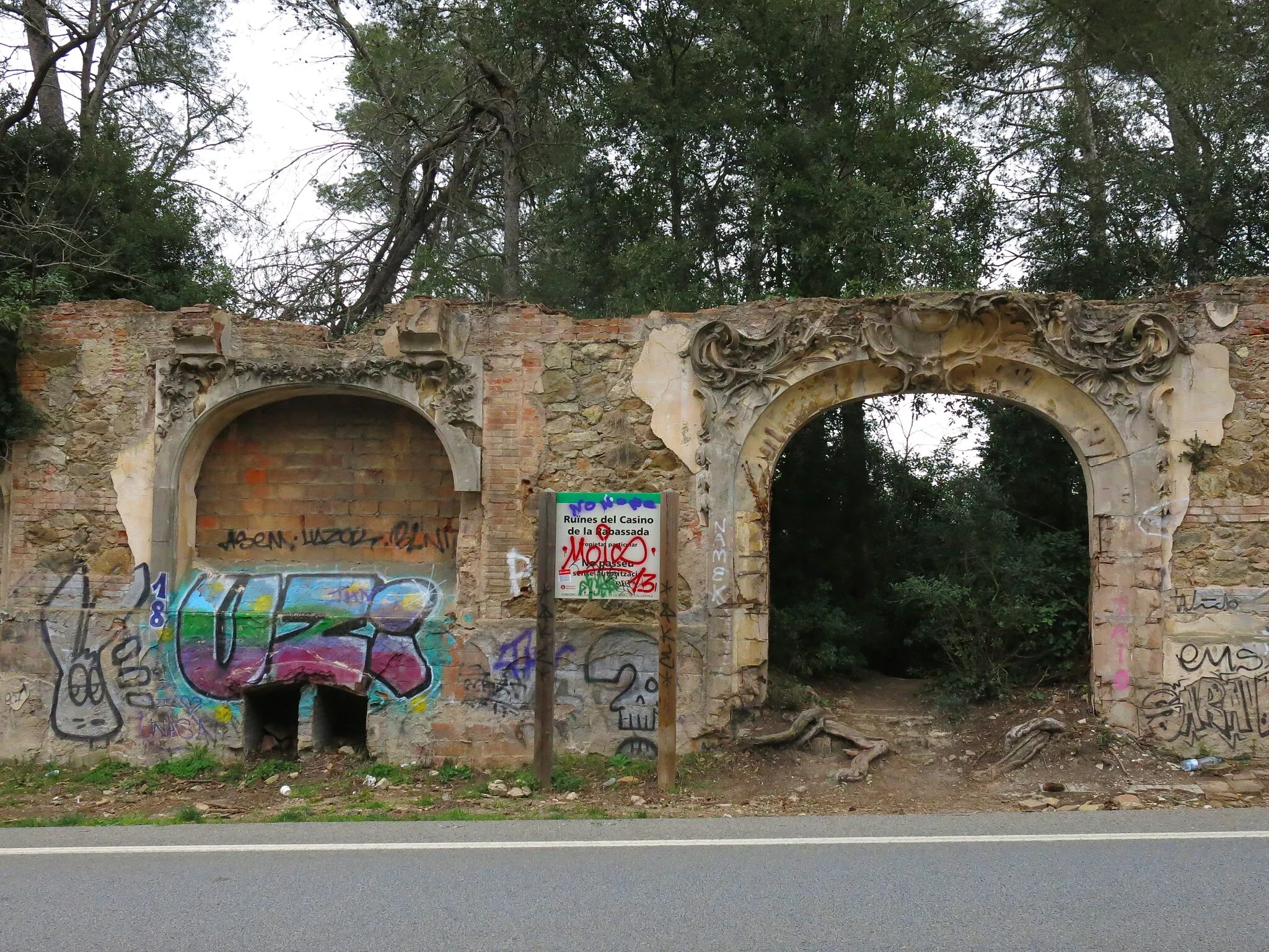 Photo showing: Restes del casino de la Rabassada, vora la carretera BP-1417 (Sant Cugat del Vallès)