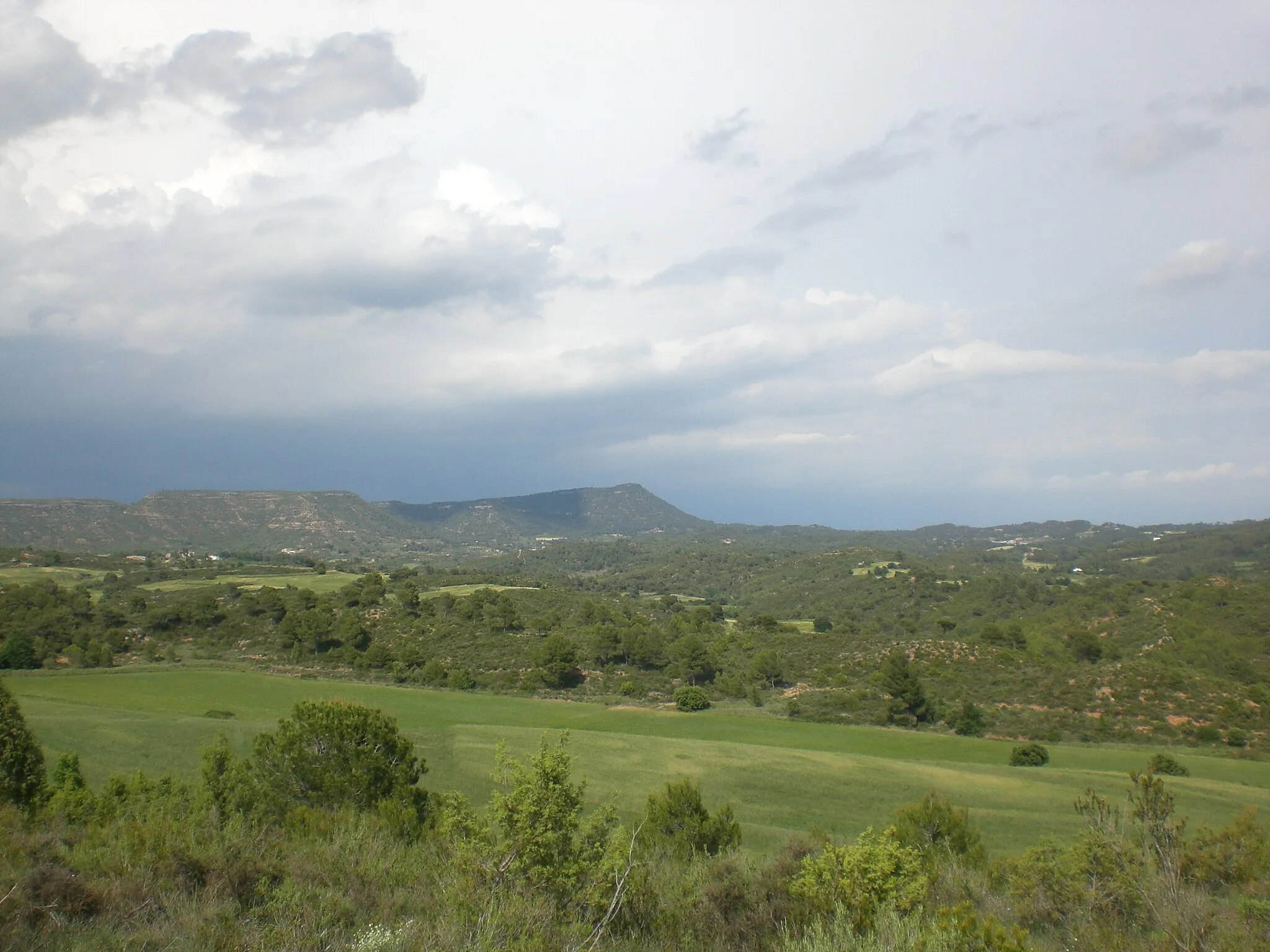 Photo showing: Coll de Gossem des de la Serra de Bellera, Òdena (maig 2012)