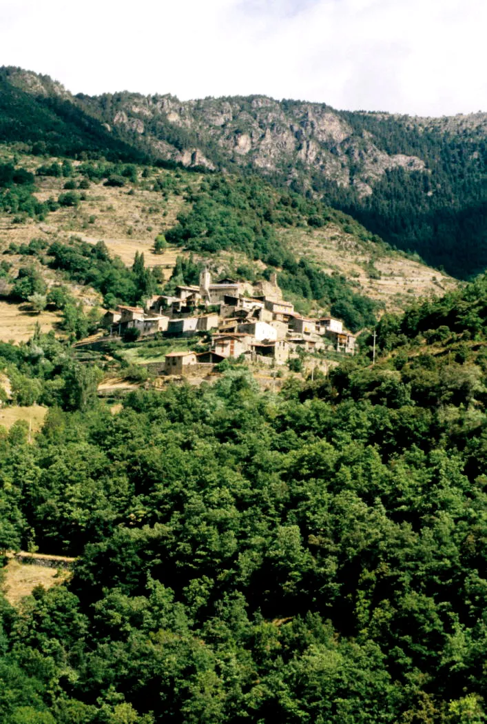 Photo showing: The village and its surroundings. Castellnou de Carcolze, El Pont de Bar, Alt Urgell, Lleida, Catalonia, Spain