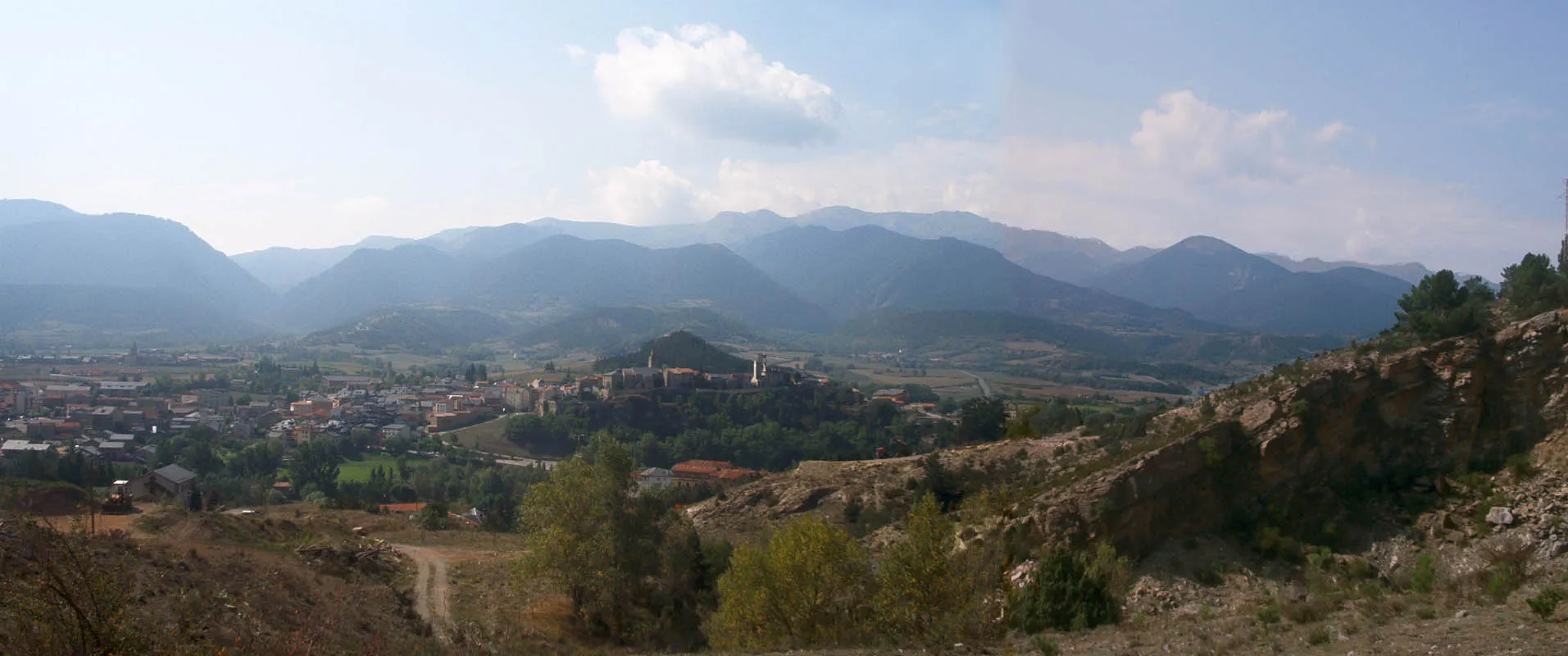 Photo showing: Bellver i el Cadí al fons des de la Carretera de Talltendre