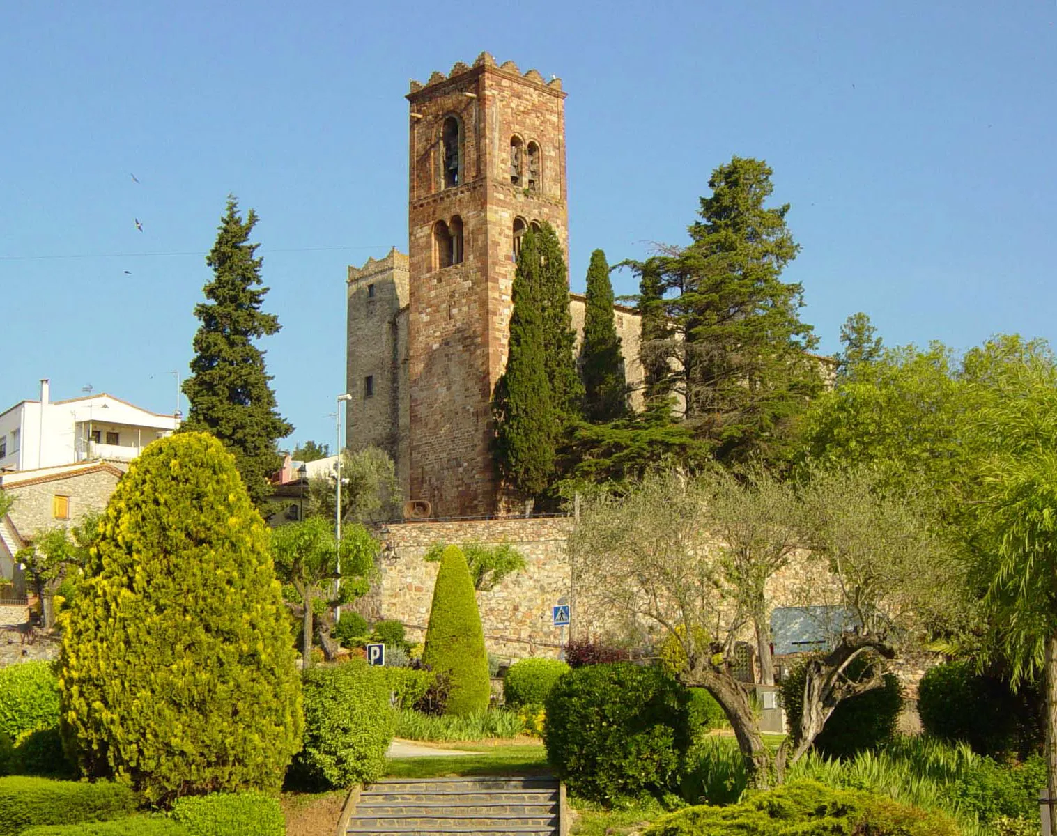 Photo showing: La Torre d'homentage del castell de Vilamajor i l'esglesia de Sant Pere de Vilamajor