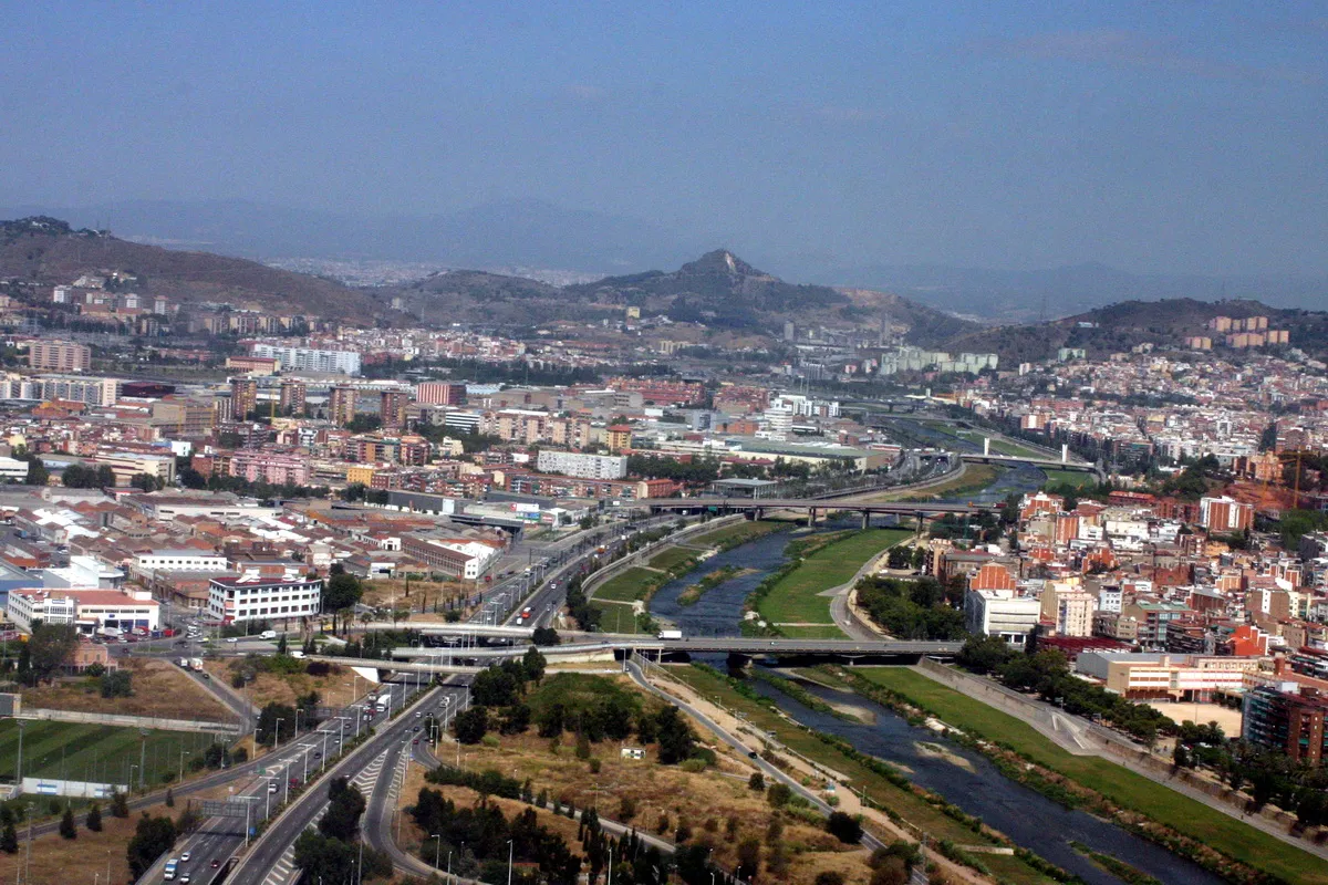 Photo showing: Vista del riu Besòs a uns centenars de metres de la desembocadura al seu pas per Sant Adrià de Besòs.