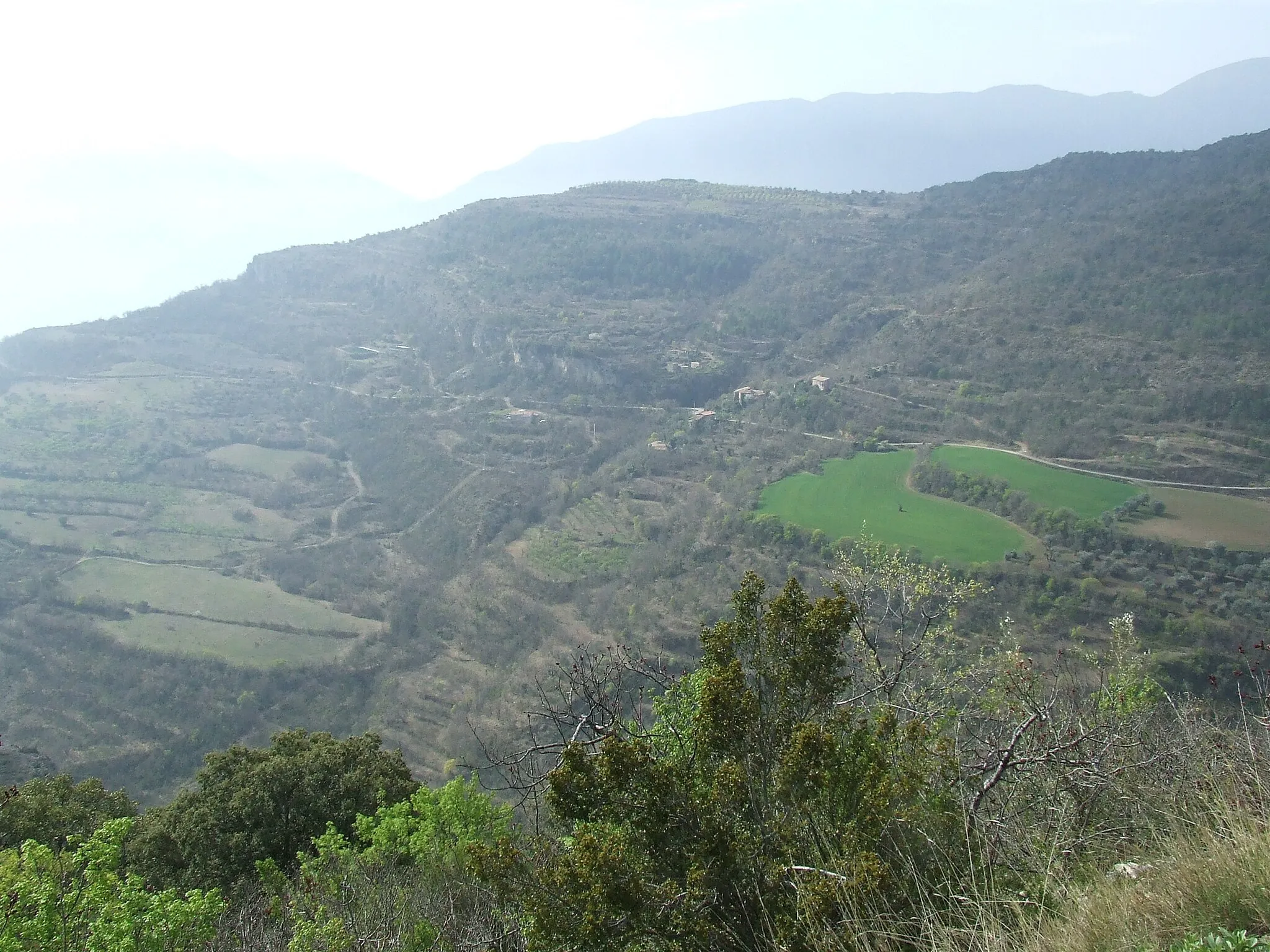 Photo showing: Al centre de la fotografia, el poble de Santa Llúcia de Mur (Mur, Castell de Mur, Pallars Jussà)