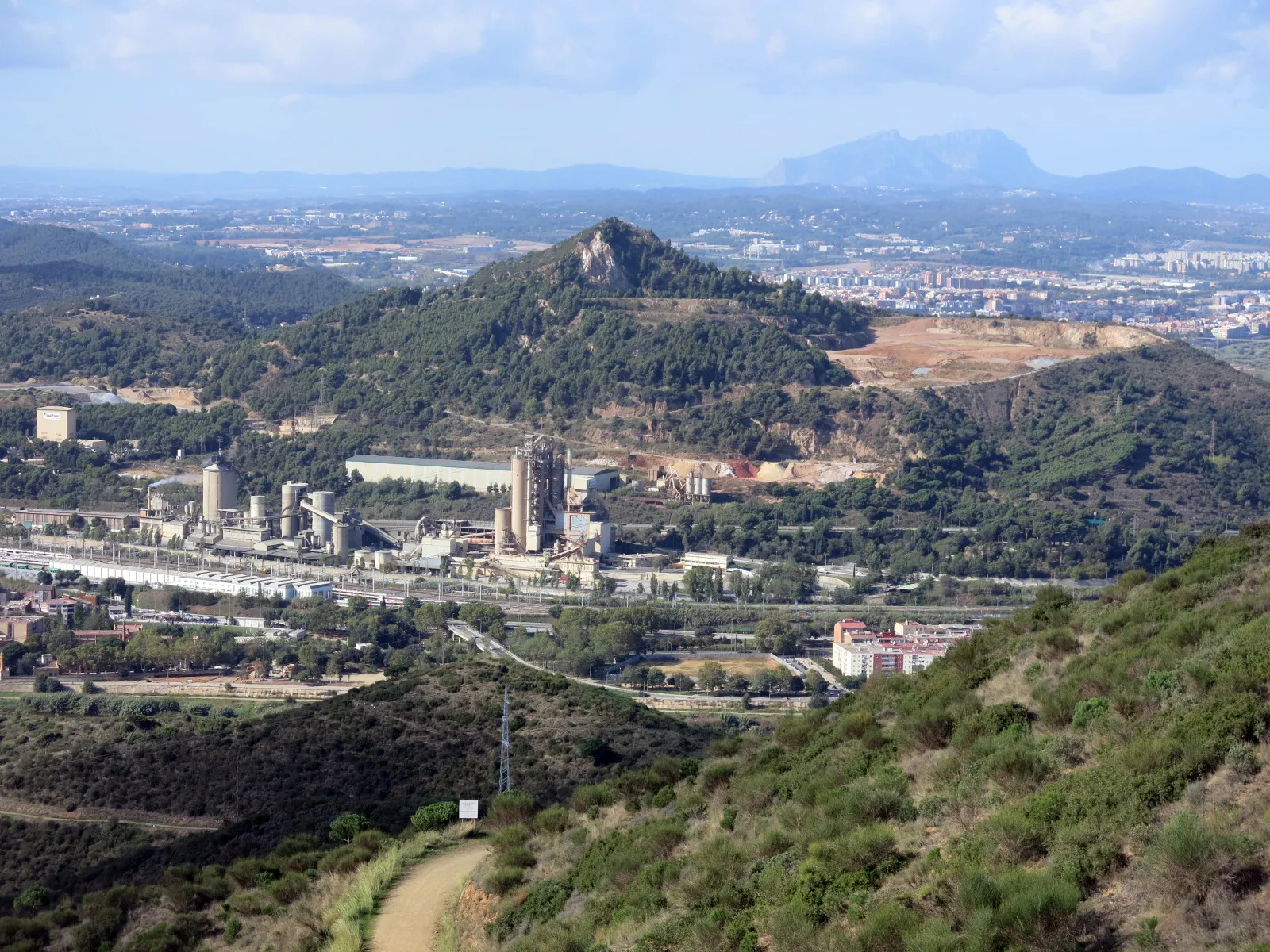 Photo showing: El turó de Montcada des del puig Castellar