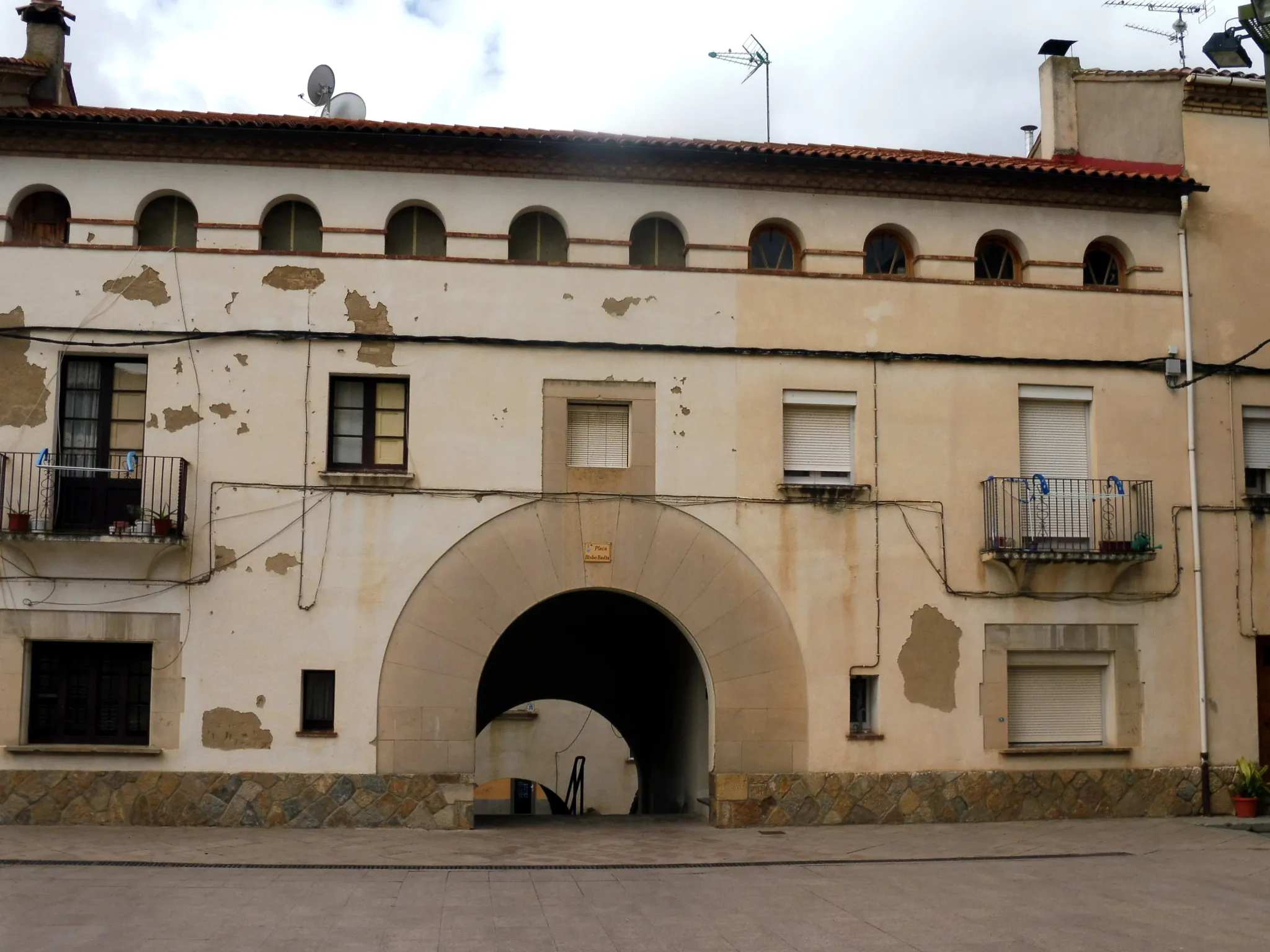 Photo showing: Can Ximelis d'Isona (Isona i Conca Dellà): façana de la plaça

This is a photo of a building indexed in the Catalan heritage register as Bé Cultural d'Interès Local (BCIL) under the reference IPA-24991.