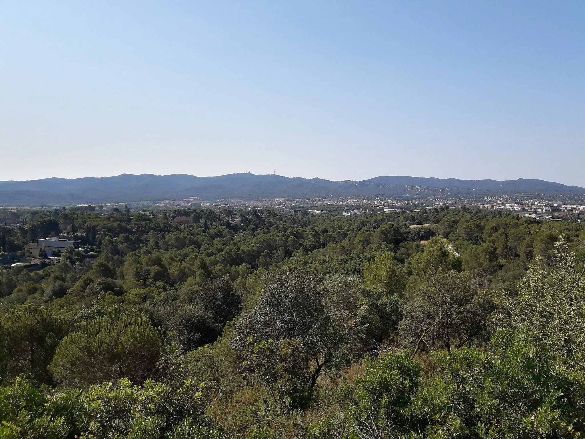 Photo showing: Vista del turó de Mataric, una mica més avall del cim (al cim hi han crescut massa arbres i tapen la vista).