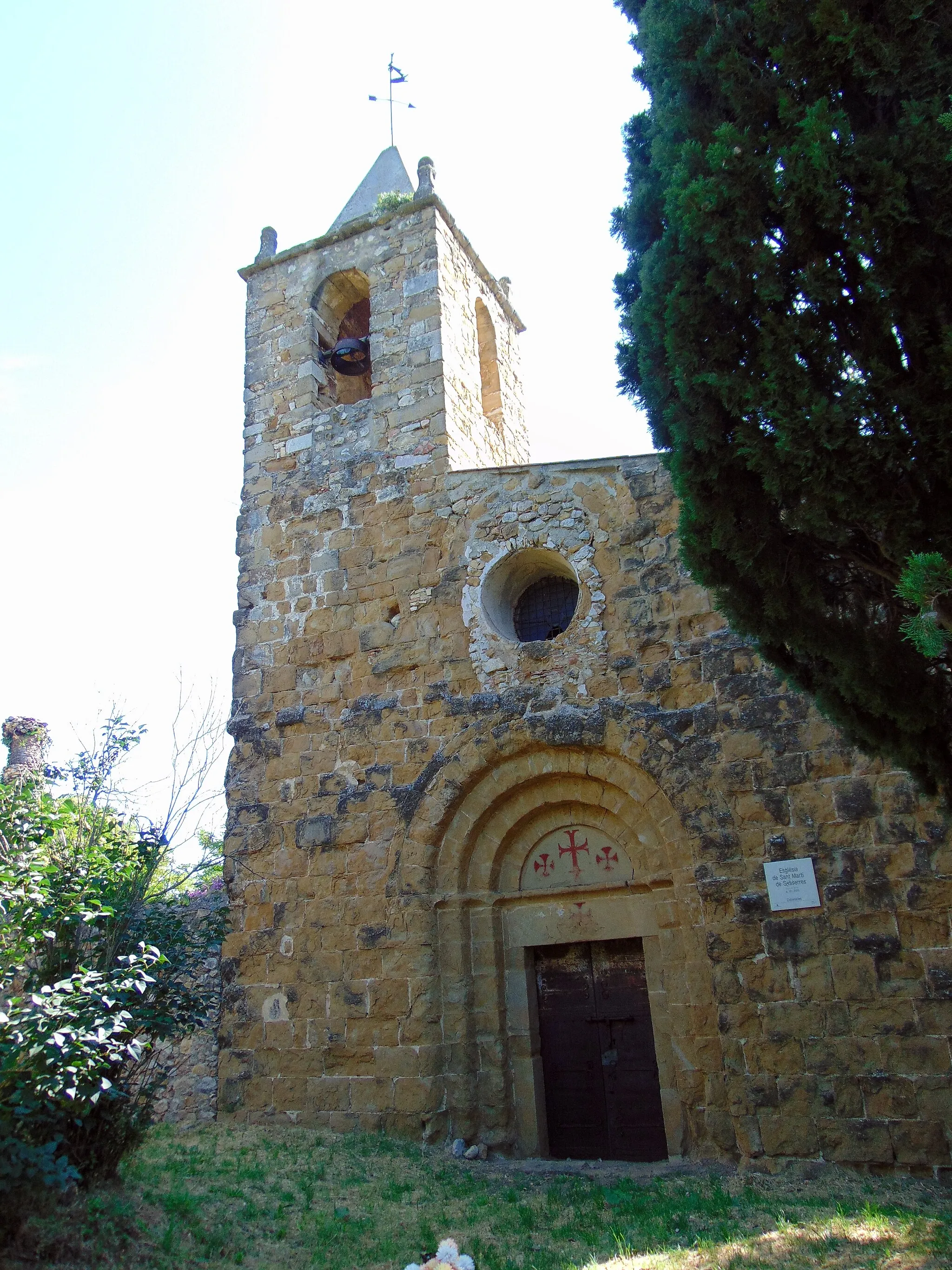 Photo showing: Església de Sant Martí Sesserres (Cabanelles)

This is a photo of a building indexed in the Catalan heritage register as Bé Cultural d'Interès Local (BCIL) under the reference IPA-17927.