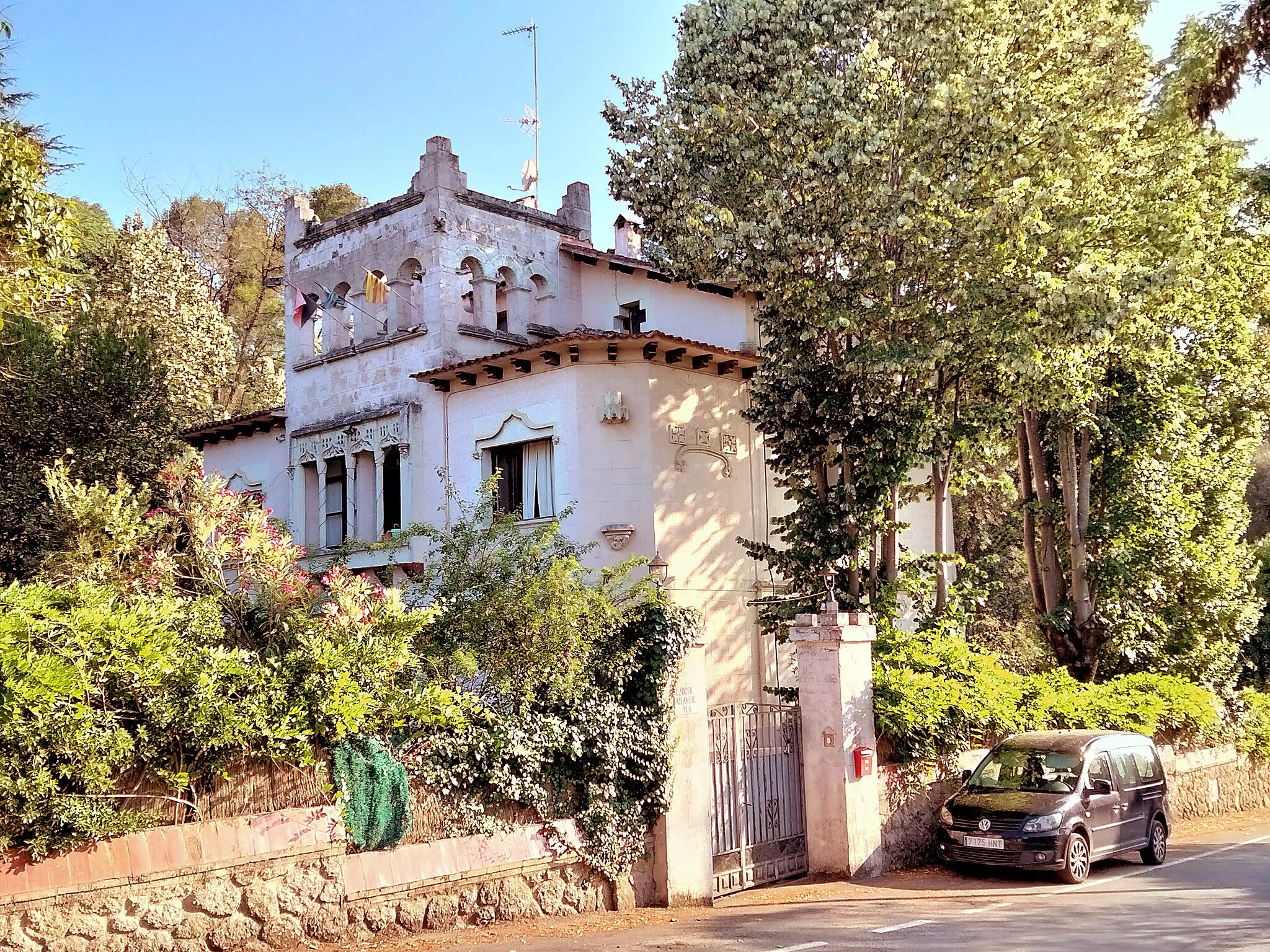 Photo showing: Casa de les Bruixes, c. Oceà Atlàntic 114 (Sant Cugat del Vallès)