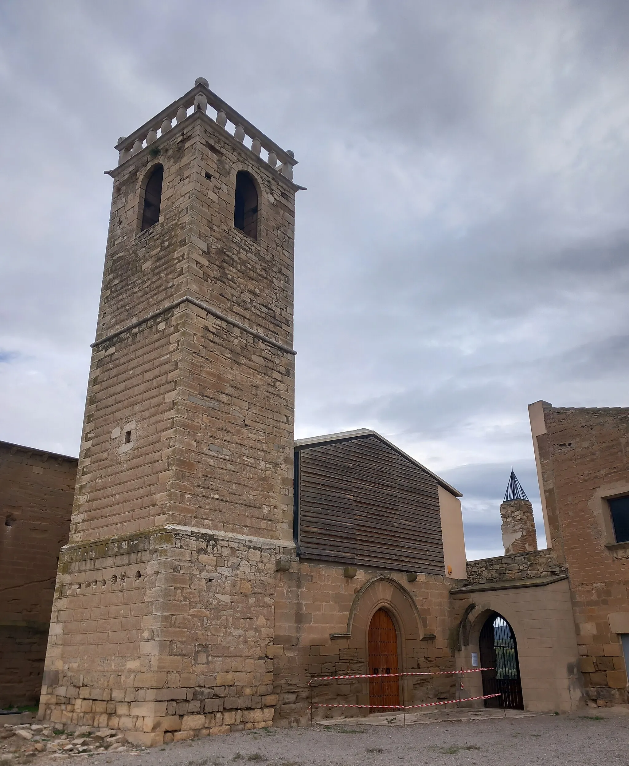 Photo showing: Campanar i façana principal del monestir de Nostra Senyora dels Àngels d'Avinganya