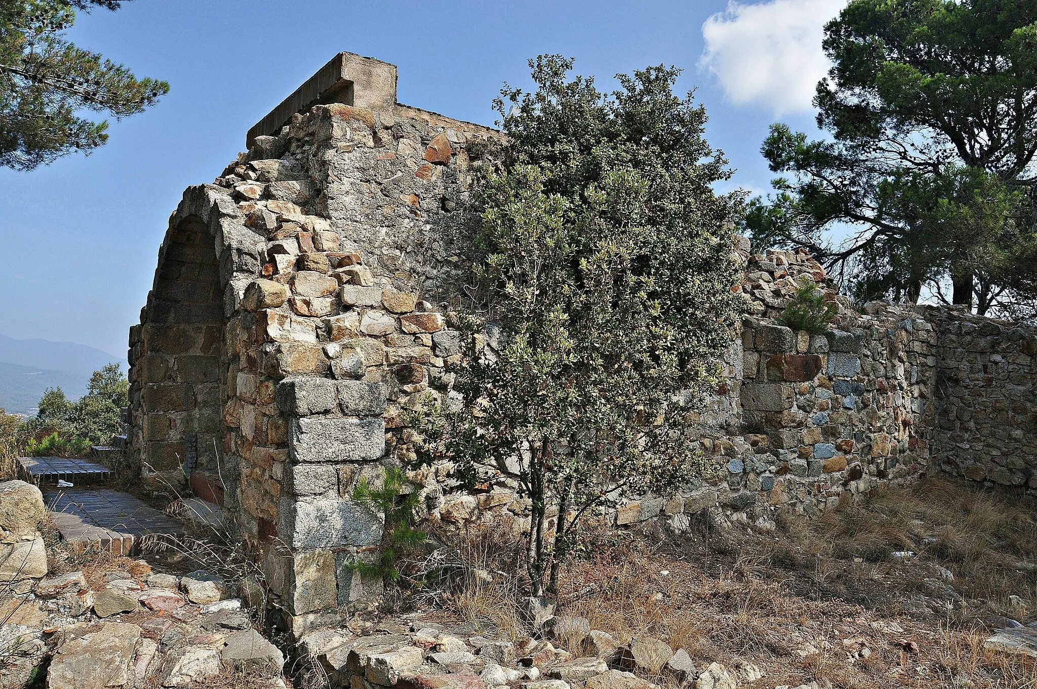 Photo showing: castell del far