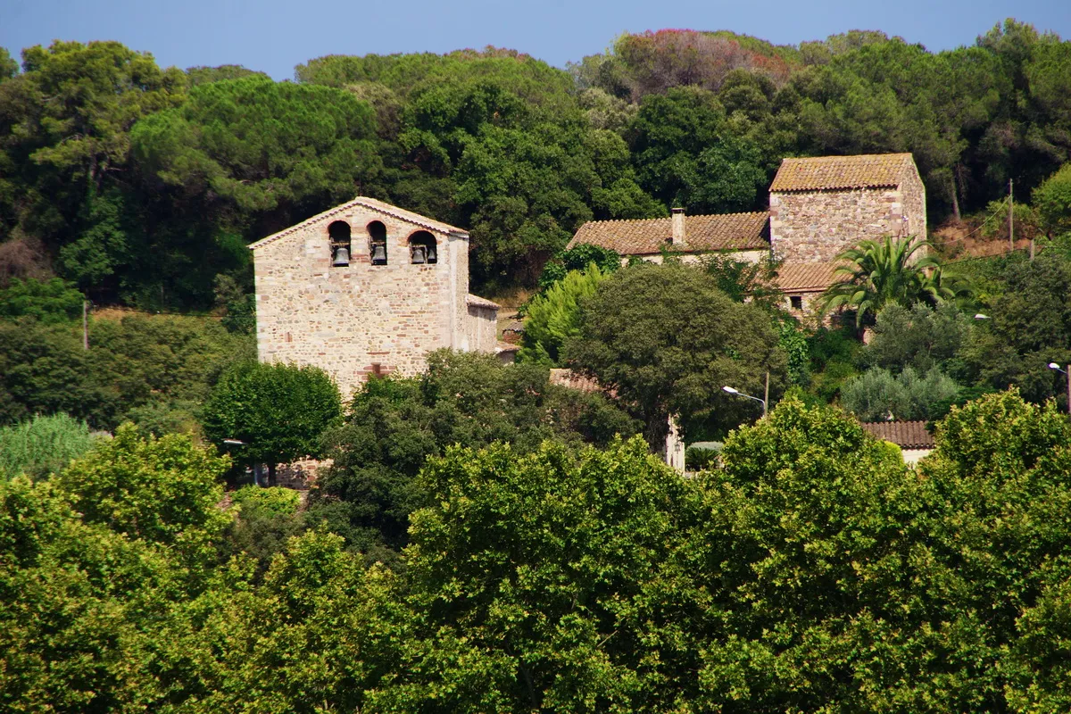 Photo showing: Torre de Marata (les Franqueses del Vallès), visible a la dreta de l'espadanya de l'església de Marata