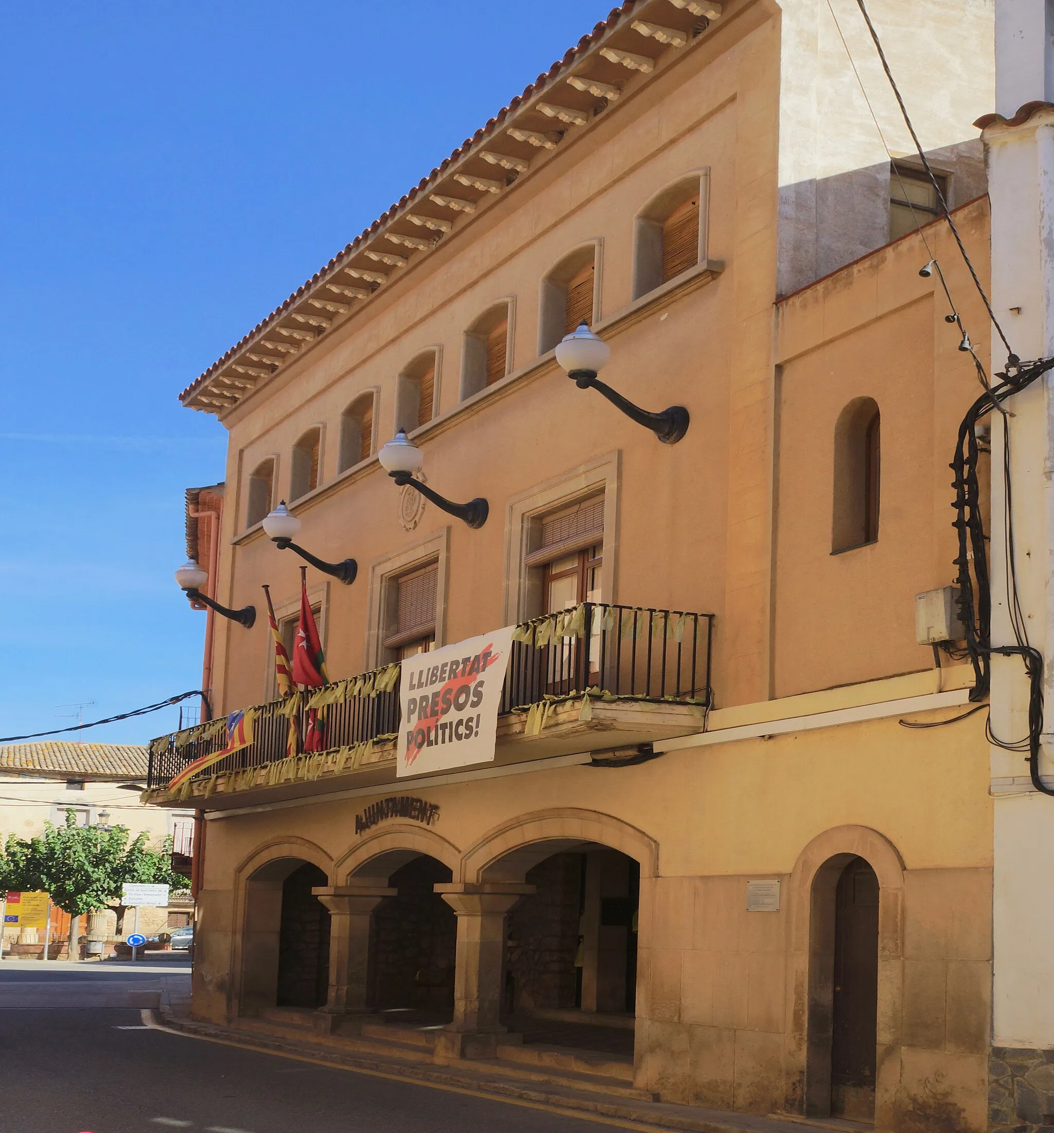 Photo showing: Ginestar, Catalonia: Central square and town hall