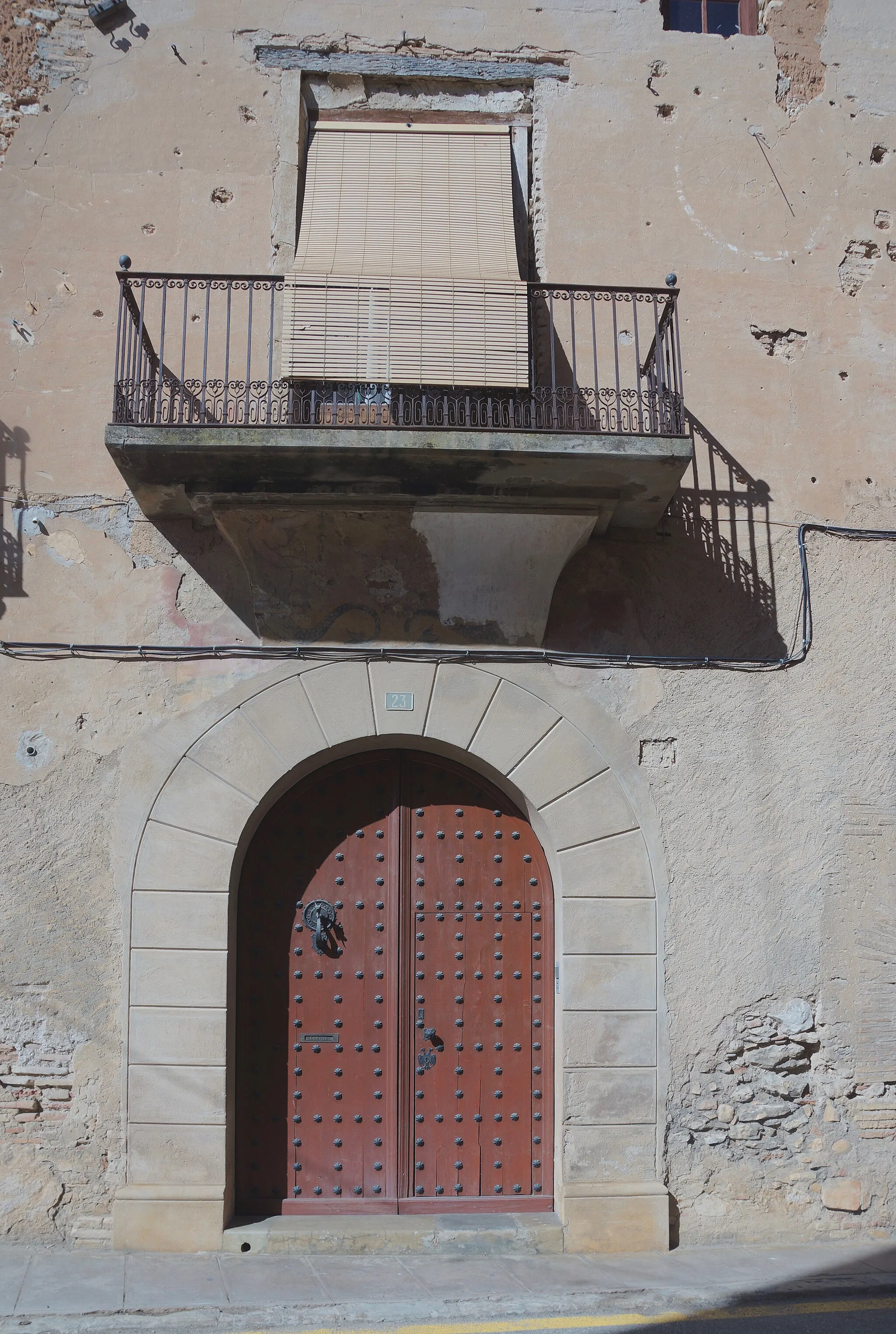 Photo showing: Ginestar, Catalonia: Main door and balcony from Ca Tramontà