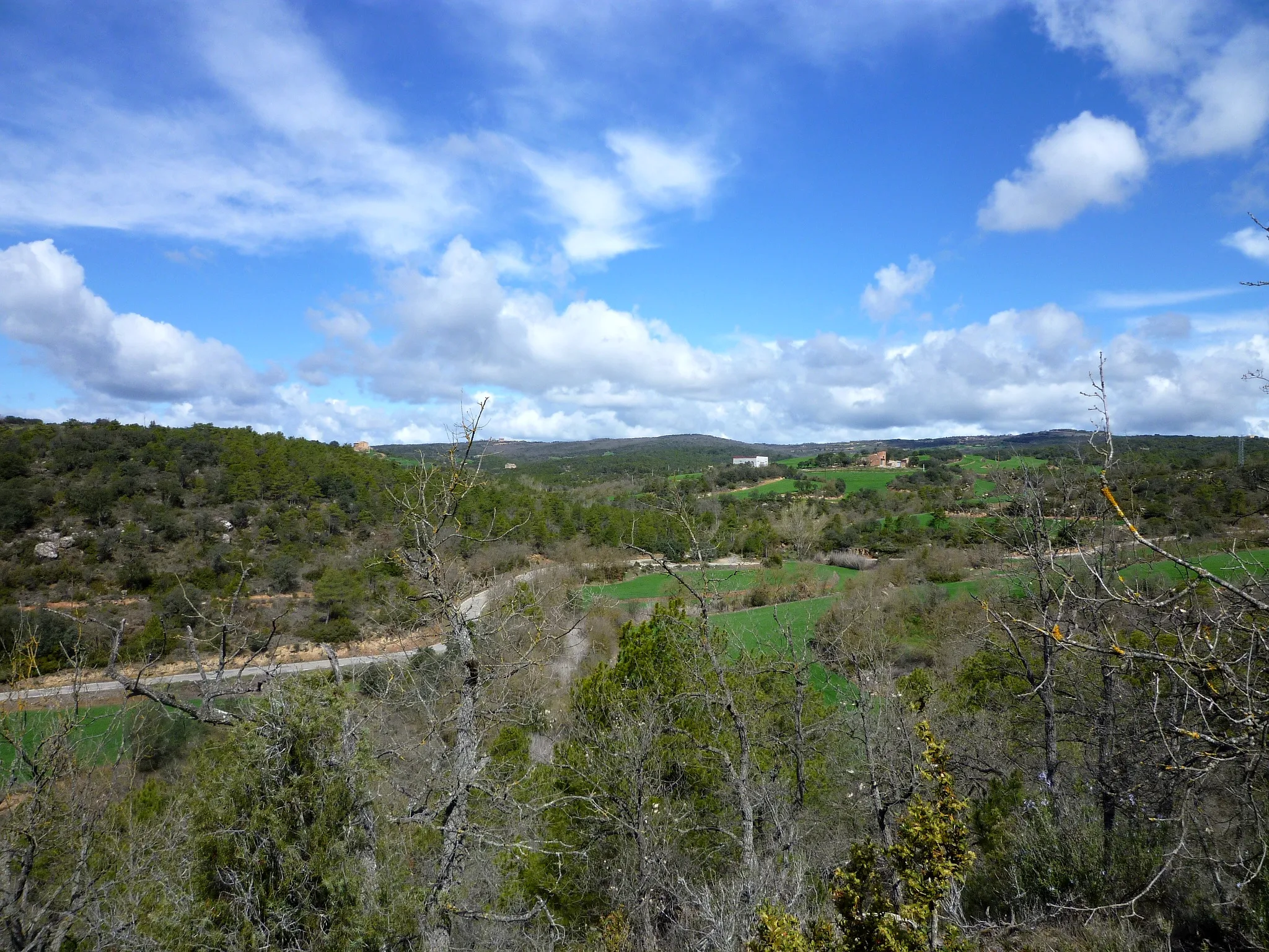 Photo showing: Castell de Bellera (Torà): panorama cap al nord des del castell, amb la masia de Fustegueres