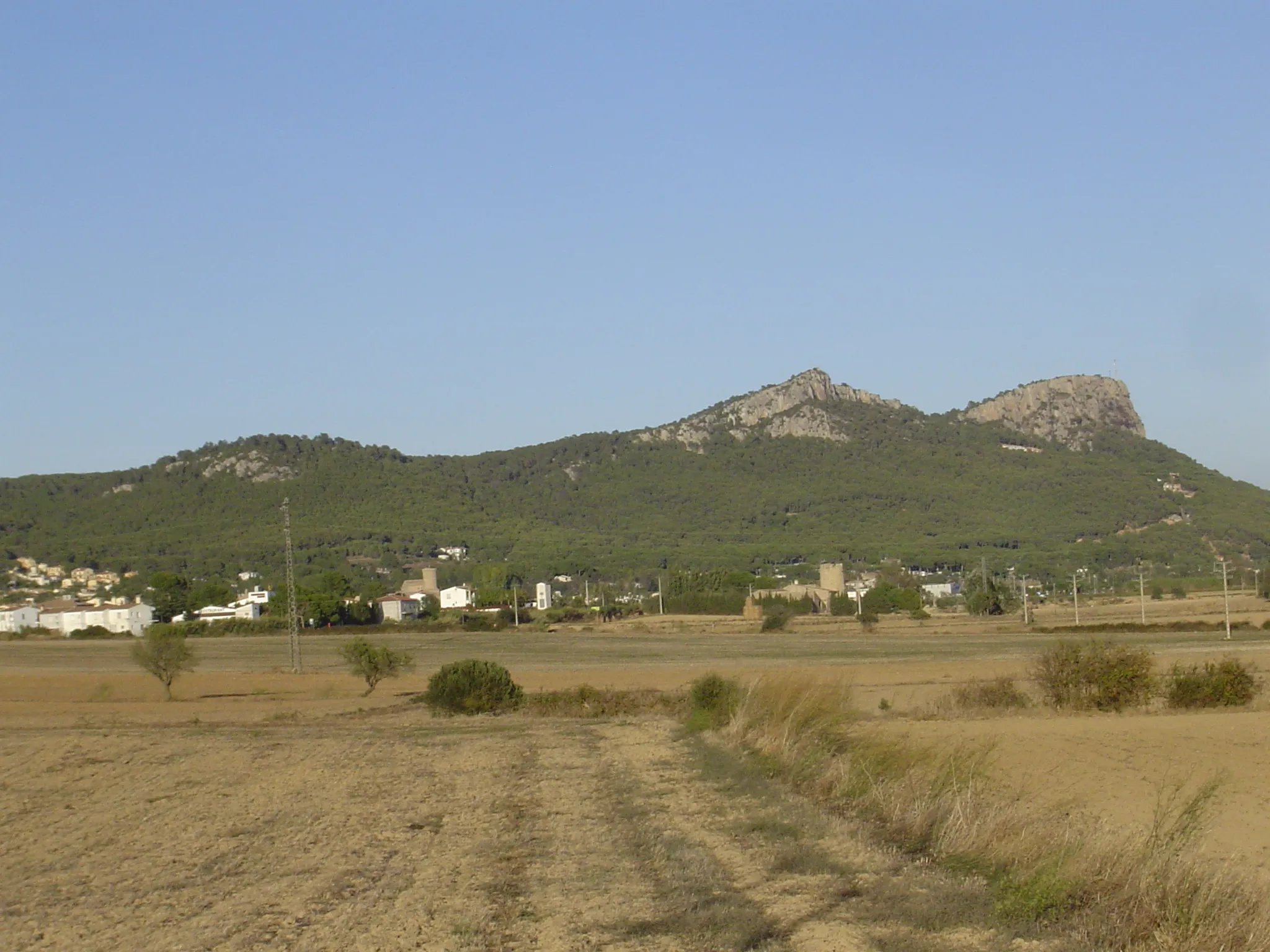 Photo showing: (skyline from left to right) Tossal Gros, Torre Moratxa and Roca Maura. Torroella de Montgrí near l'Estartit. Two fortified "masos" can be seen in the plain.