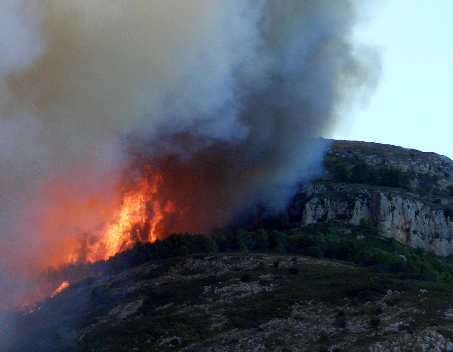 Photo showing: Massís del Montgrí en flames