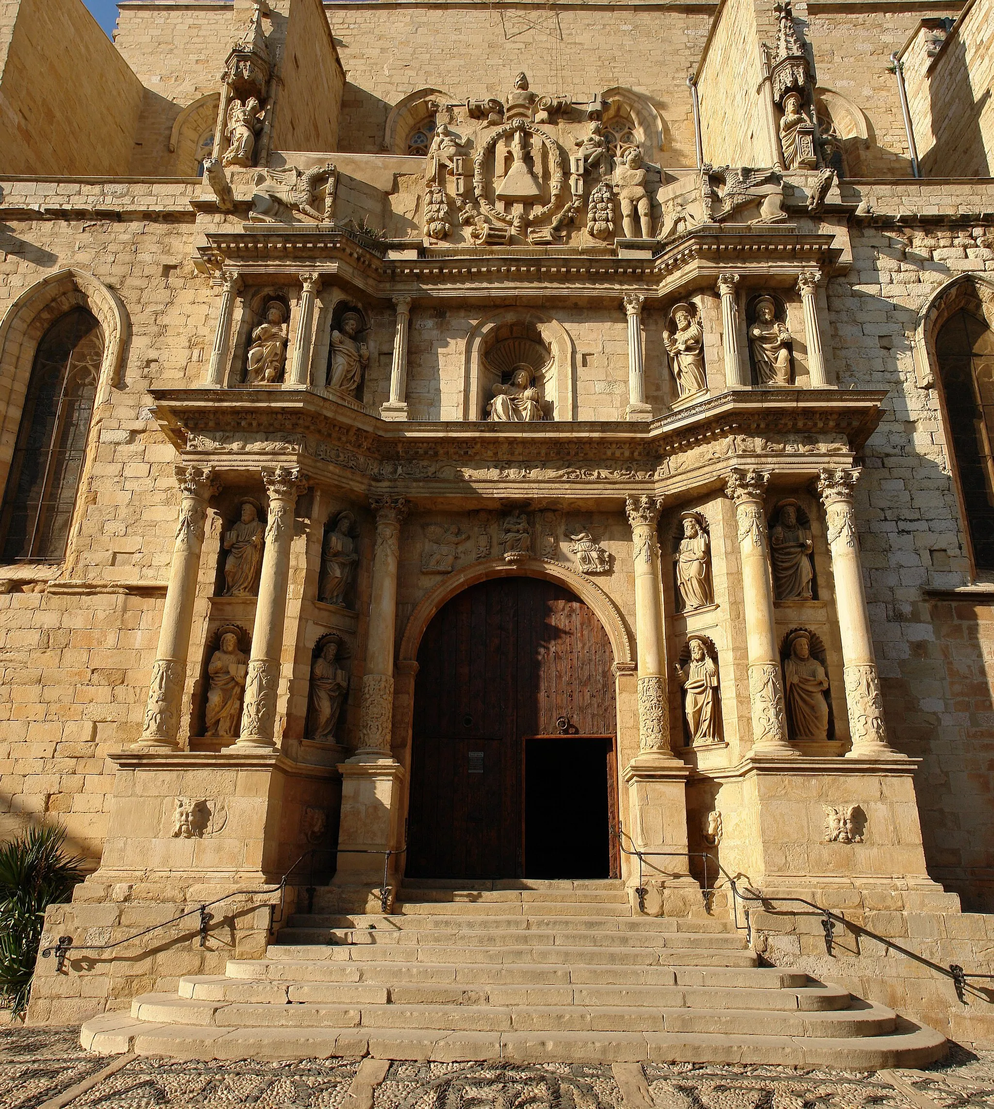 Photo showing: Barroque entrance - Church of Santa Maria in Montblanc (Spain)
Obtained by stiching two pictures
Montblanc is the capital of the Catalan comarca Conca de Barberà, in the Spanish province of Tarragona.

This is a photo of a monument indexed in the Catalan heritage register of Béns Culturals d'Interès Nacional and the Spanish heritage register of Bienes de Interés Cultural under the reference RI-51-0007215.