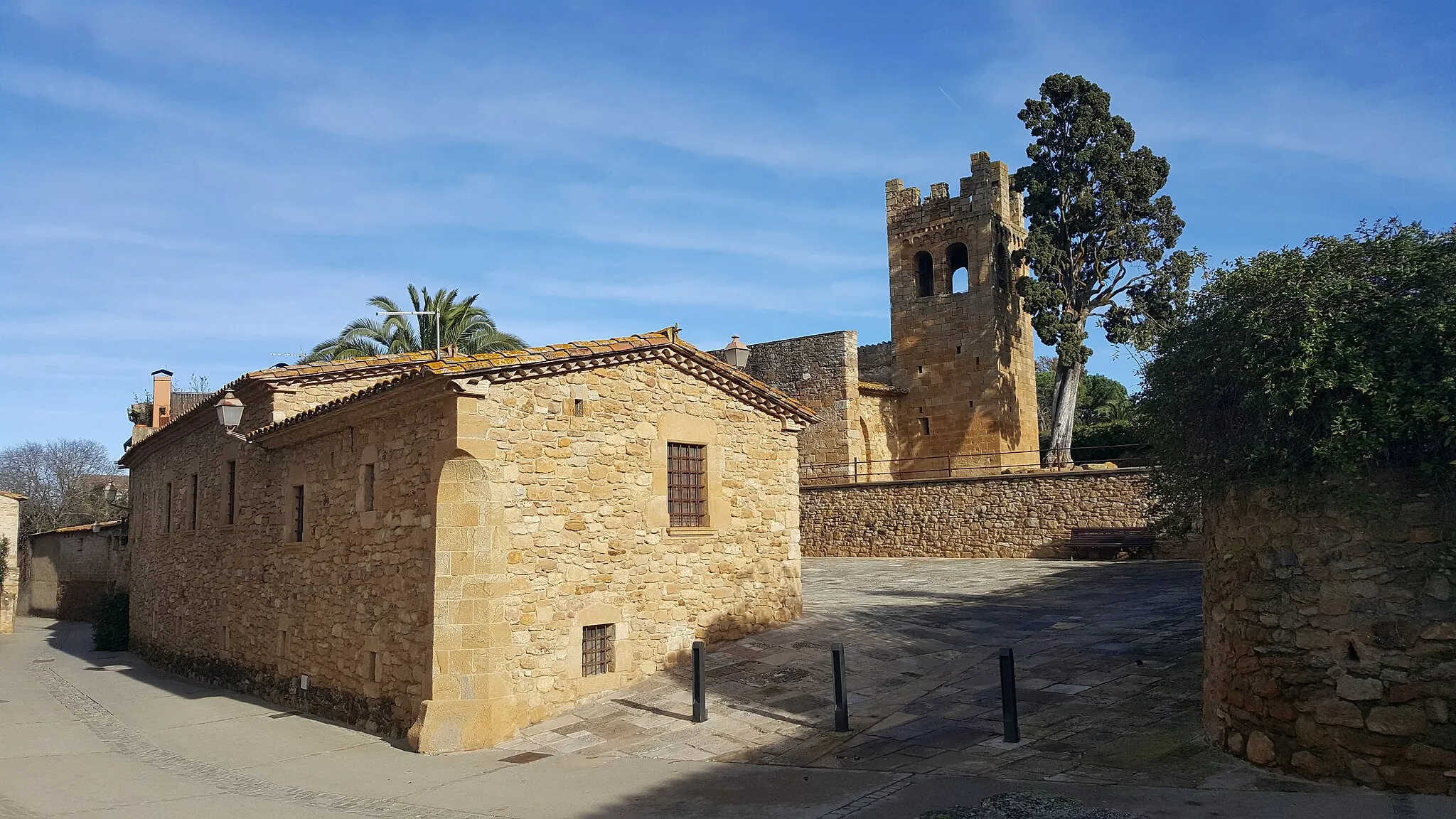 Photo showing: Carrer de Canapost amb vista de l'Església de Sant Esteve al darrere