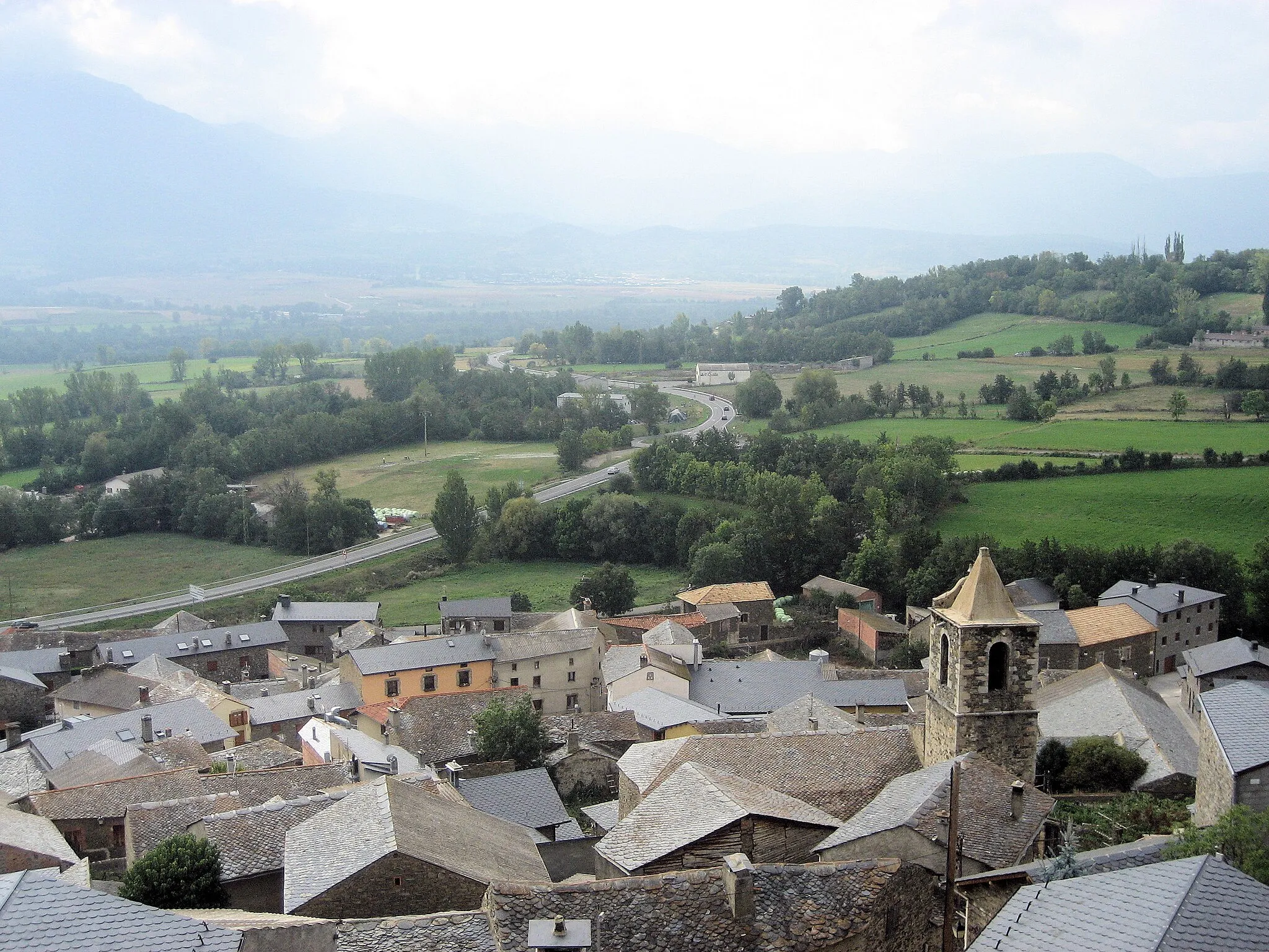 Photo showing: View of the town of Ger and the valley of Cerdanya, Catalonia.