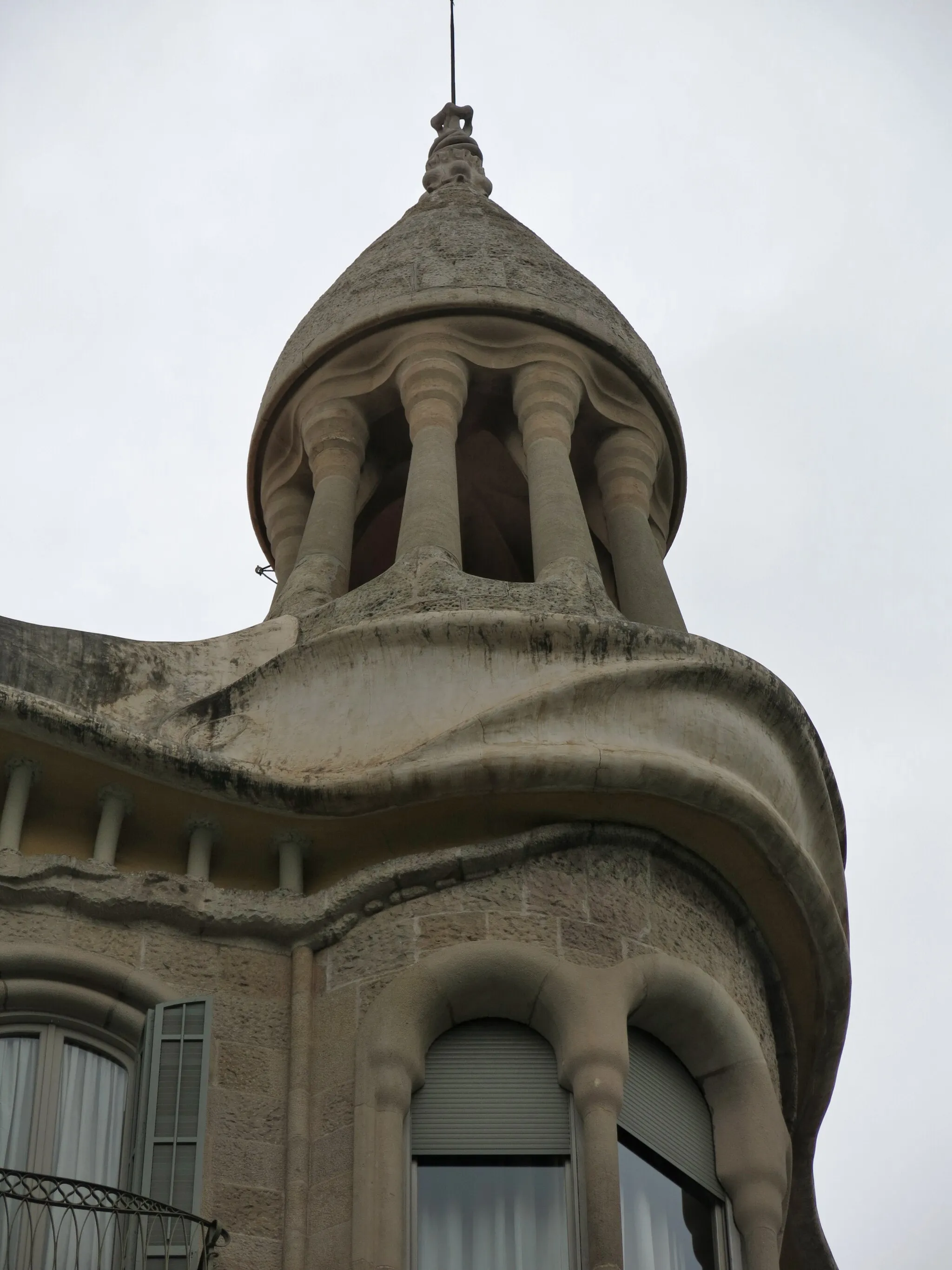 Photo showing: Casa Sayrach, Diagonal 423-425 (Barcelona), templet que corona l'edifici