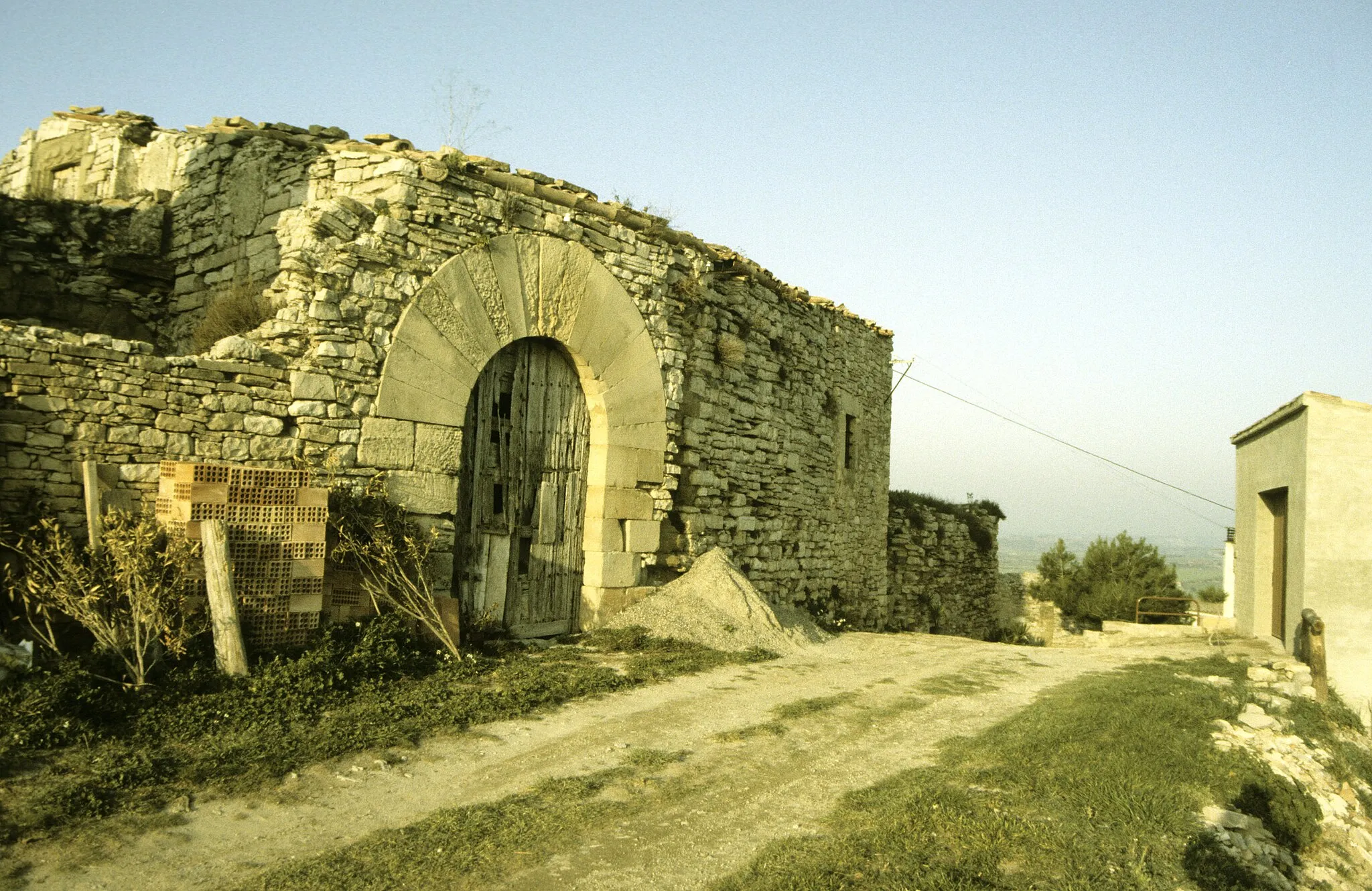 Photo showing: Castell de Granyena (Segarra). Façana de migdia, amb la porta principal. (Fot. J. Fuguet)