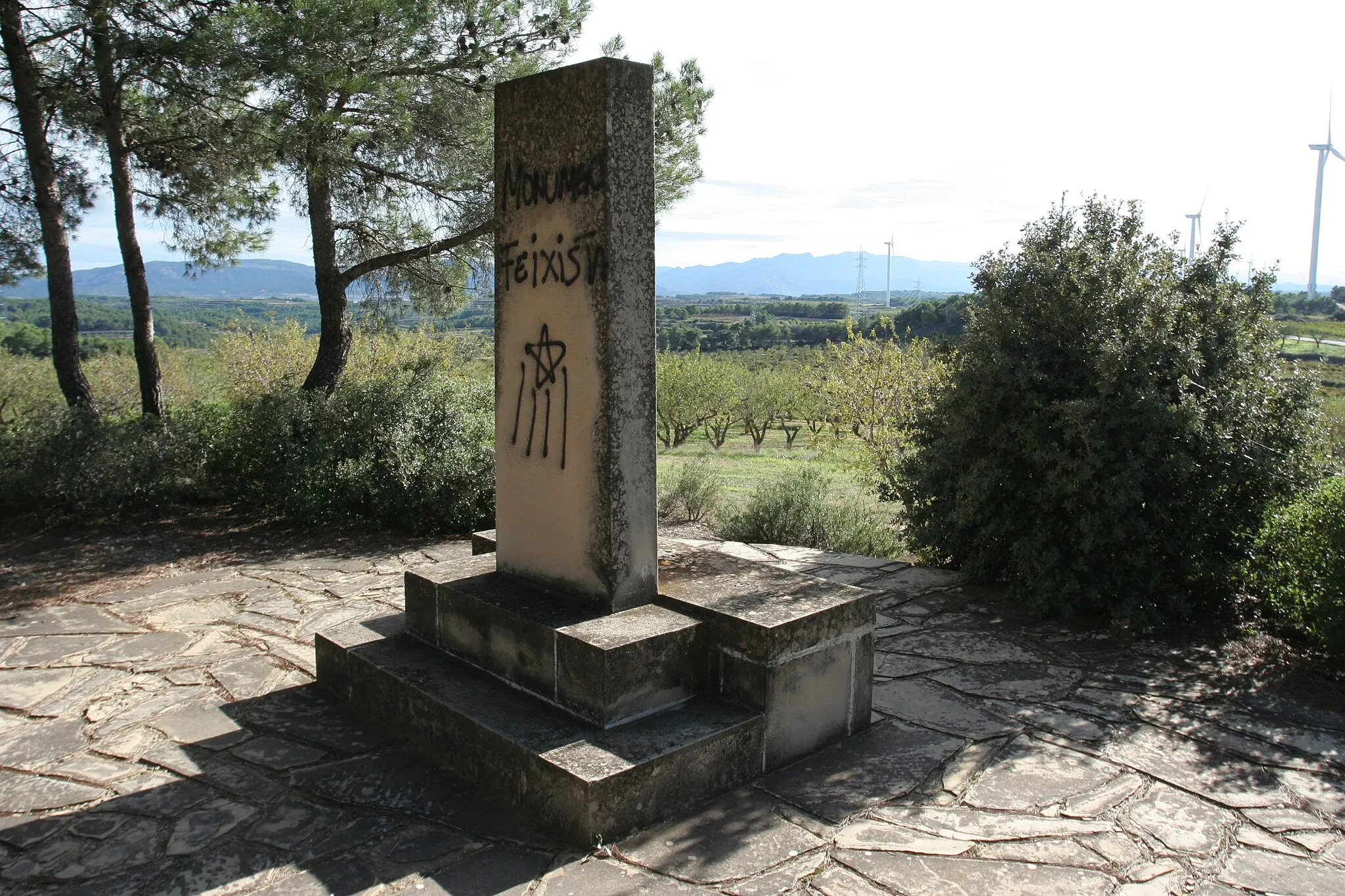 Photo showing: monument commemorating the fallen Tercio de Nuestra Señora de Montserrat soldiers at the so-called Cuatro Caminos battleground; near Vilaba dels Arcs; Sierra de Pandols mountain range in the background