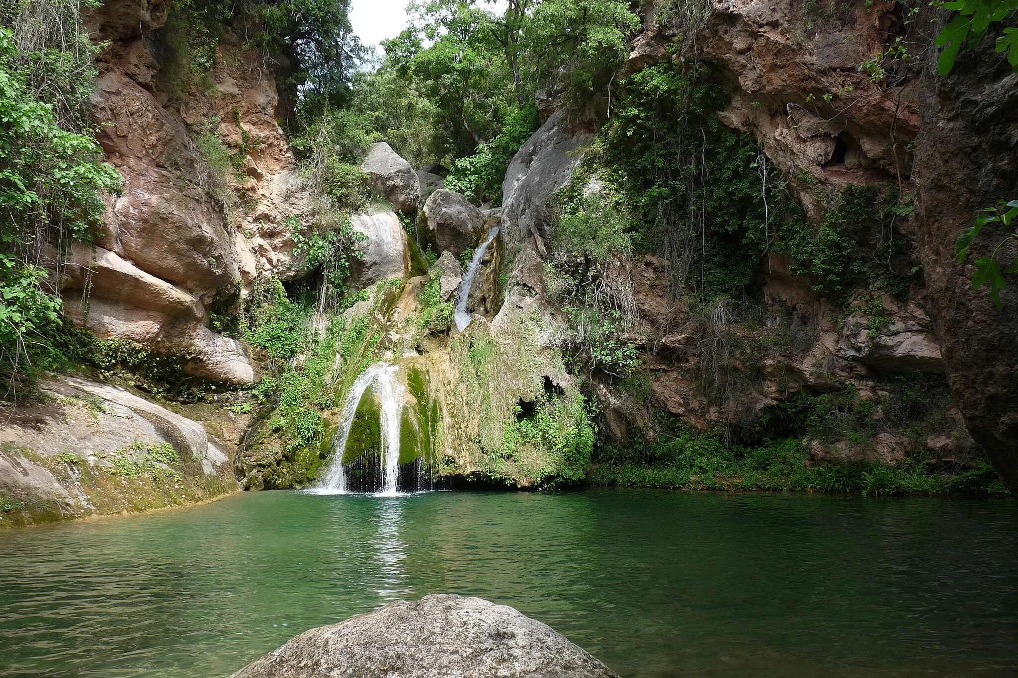 Photo showing: The pool of the Niu de l'Àliga (Nest of the Eagle) in the Glorieta river, Alcover
