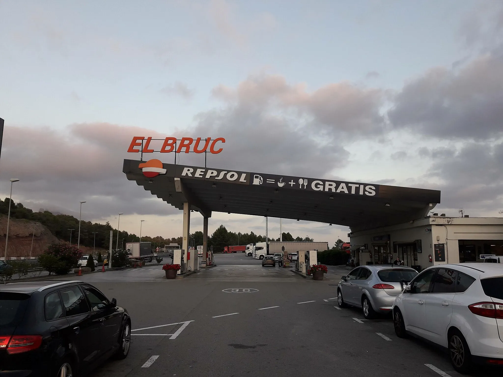 Photo showing: Gasolinera al Bruc, a la A-2 direcció Barcelona