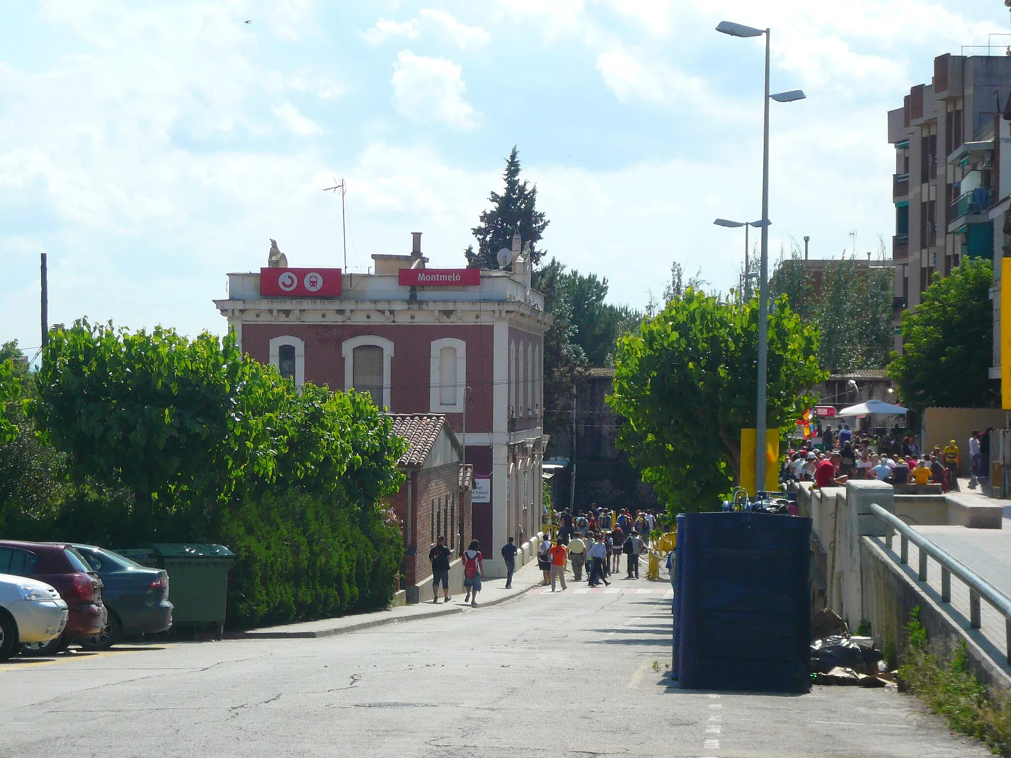 Photo showing: Estació de tren (Montmeló). L'andana direcció Barcelona està plena de gent perquè era la tarda d'un dia en que s'havien celebrat unes curses importants al circuit de Montmeló