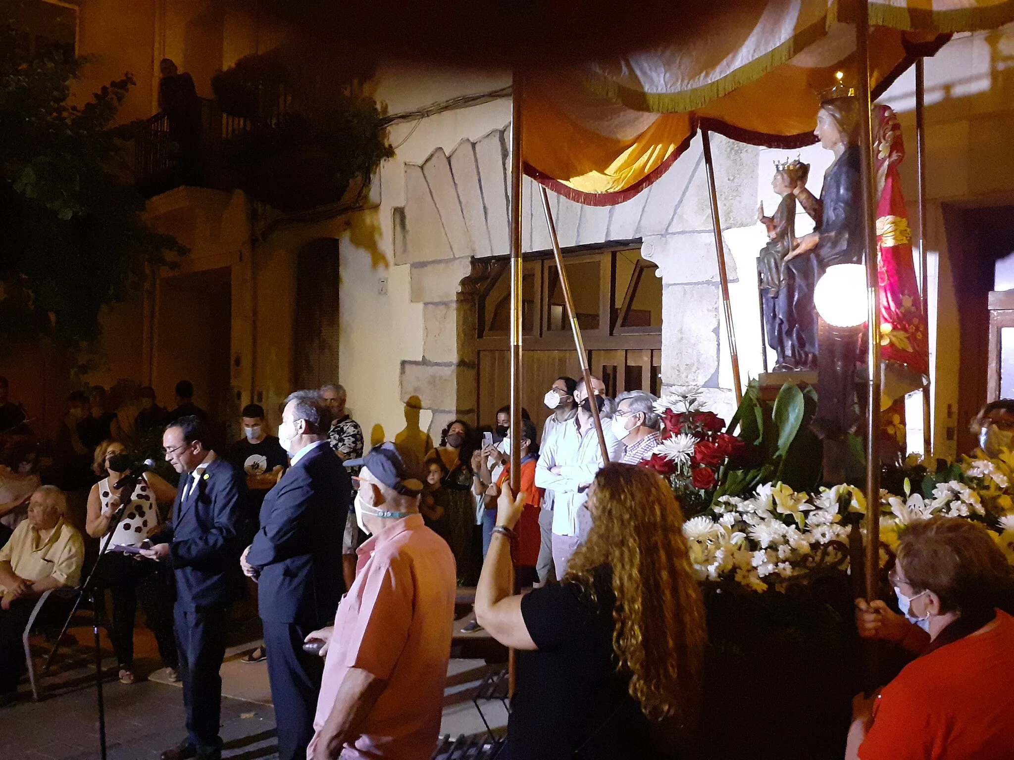 Photo showing: Josep Rull fa el parlament de benvinguda quan la Mare de Déu de la Riera arriba a la vila de les Borges. Acte de la Festa Major de la Mare de Déu de la Riera de les Borges del Camp