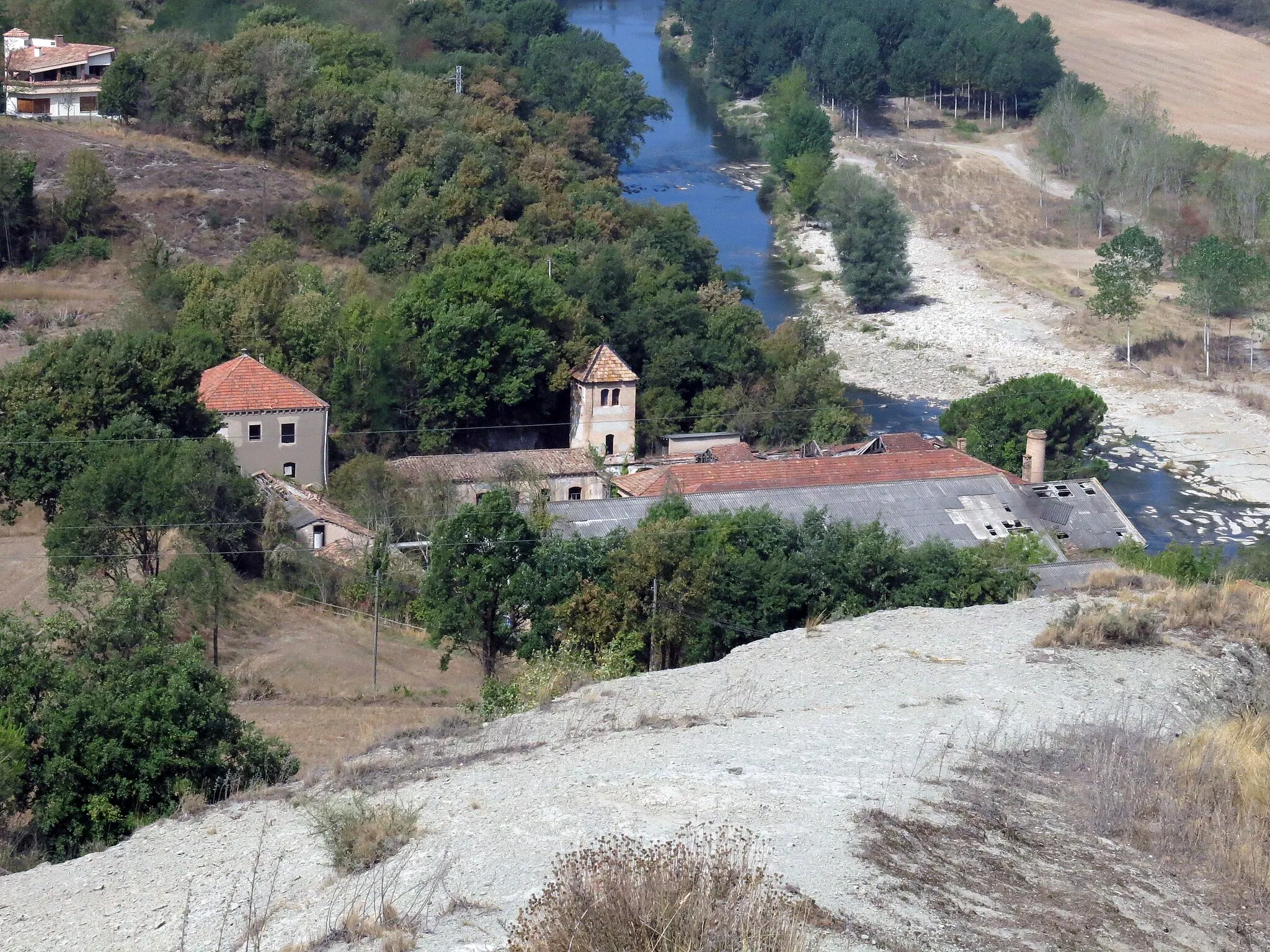 Photo showing: Fàbrica de Can Tarrés (Torelló), vora el Ter, des del puig de les Tres Creus