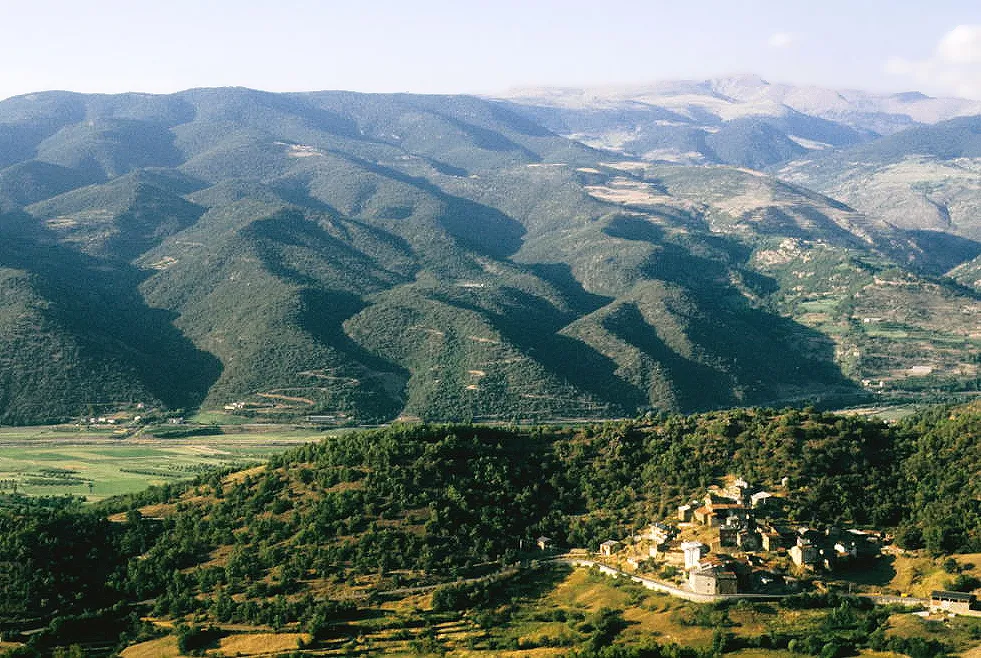 Photo showing: Landscape with the villages of Cerc [in the foreground[ and Estamariu, Alt Urgell, Lleida, Catalonia, Spain