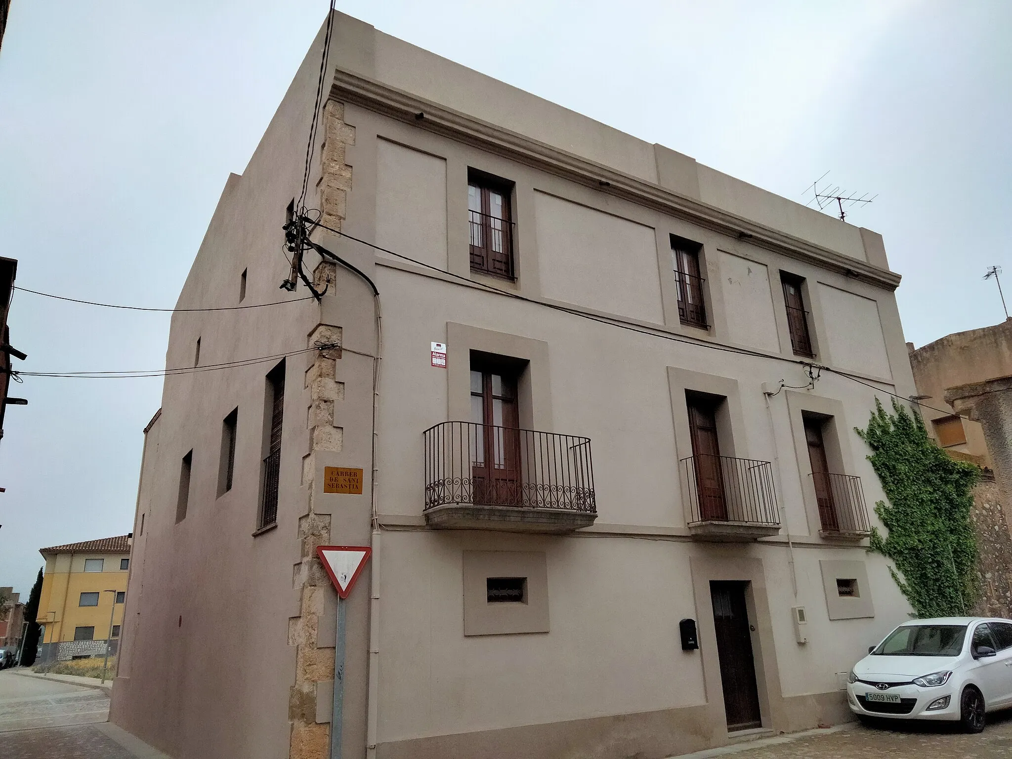 Photo showing: Casa al carrer de Sant Sebastià, 1 (Bàscara), cantonada c. Joan Reglà