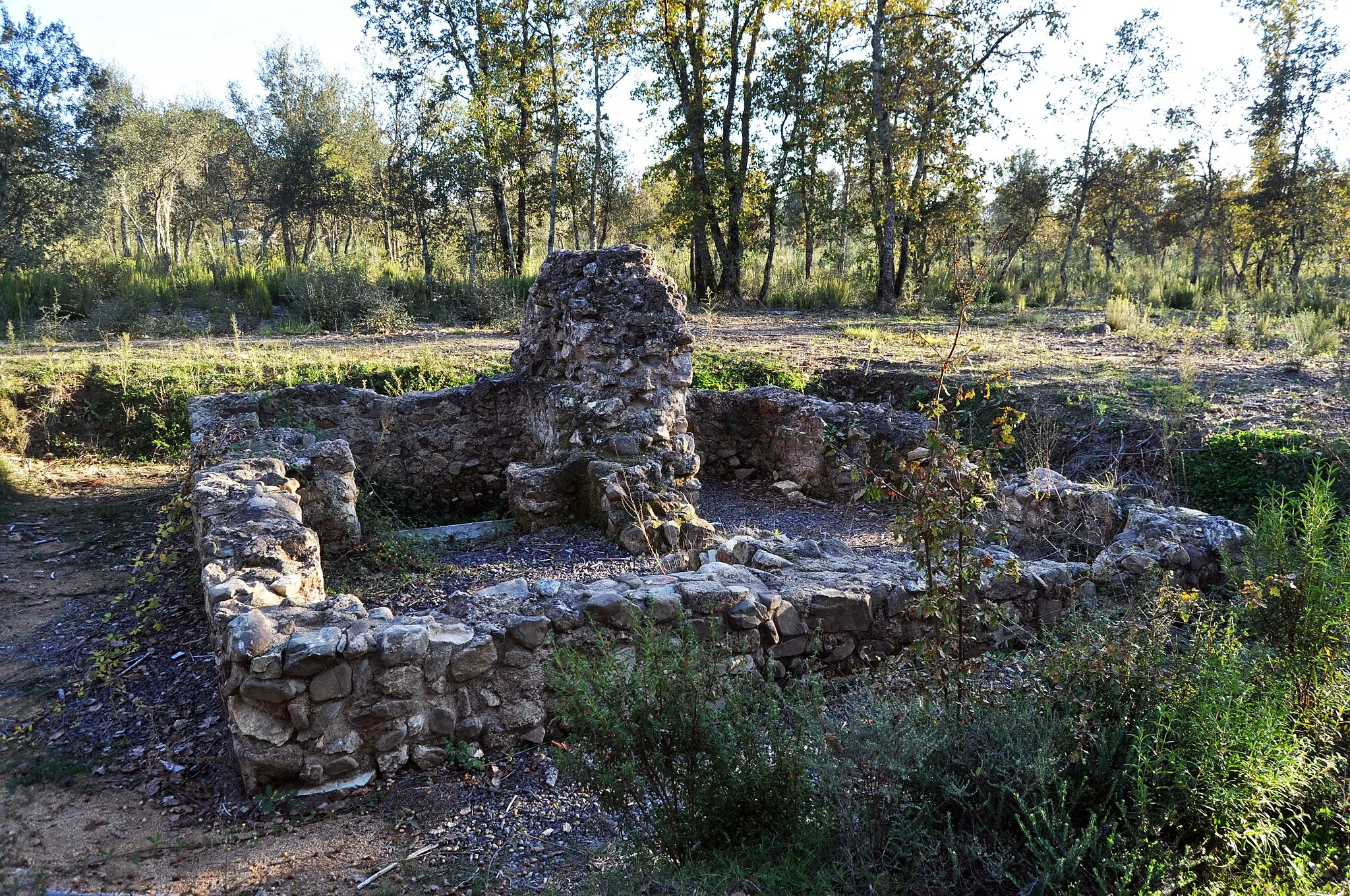 Photo showing: La Torre dels moros són unes termes romanes situades al terme municipal de Llagostera.